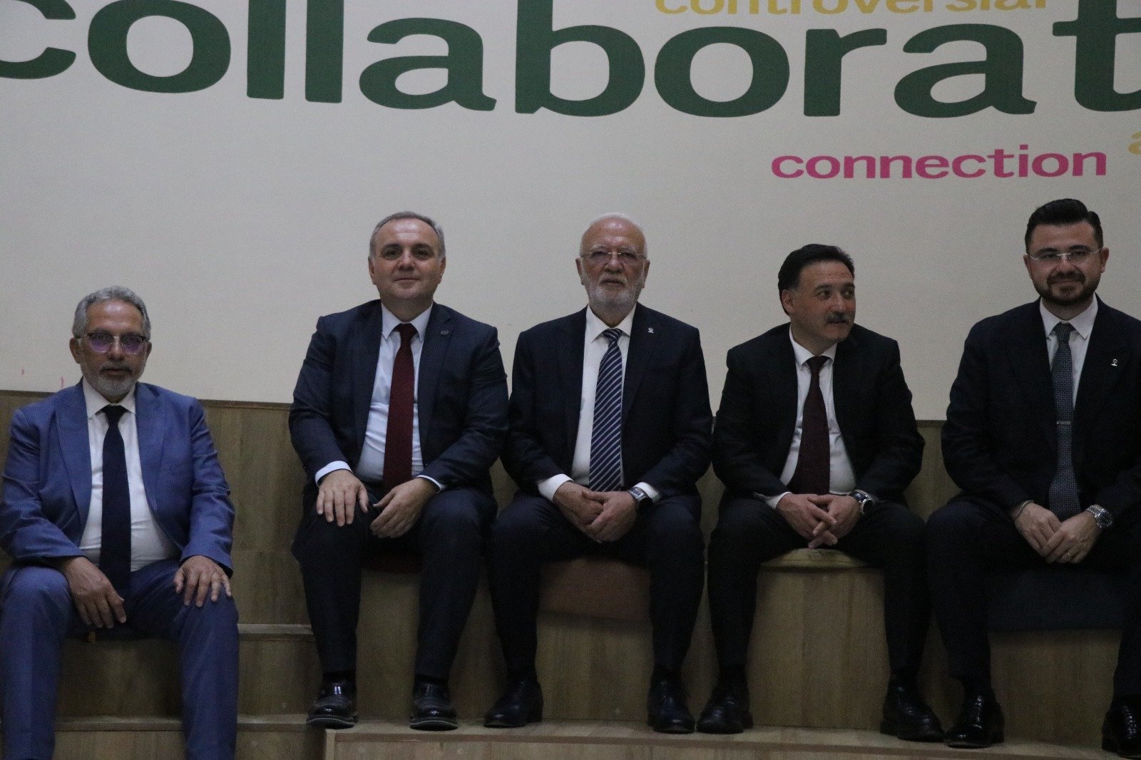 AK Parti'li Mustafa Elitaş konuşma yapıyor