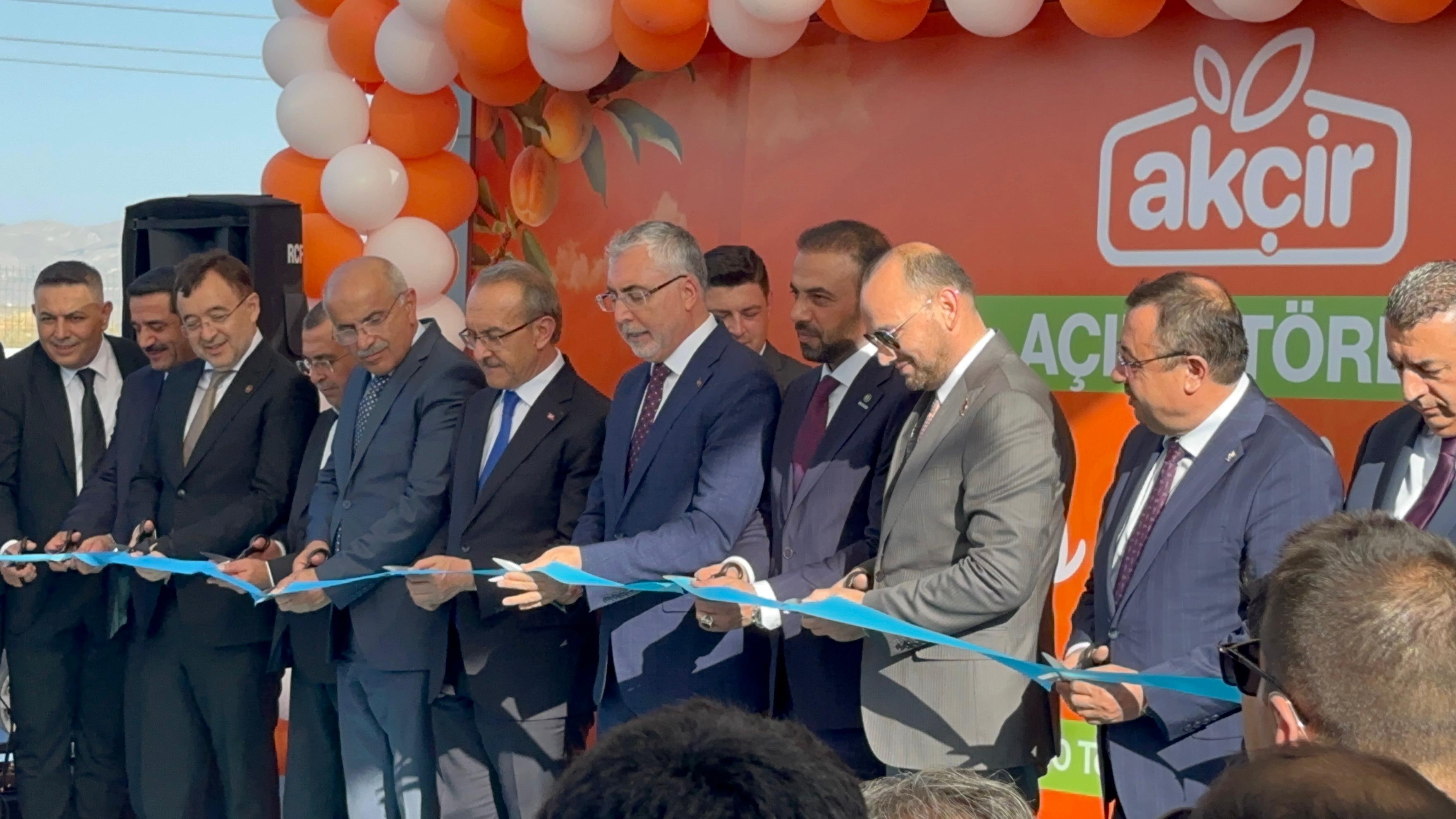 Bakan Vedat Işıkhan yeni açılan kayısı fabrikasında incelemelerde bulunuyor.