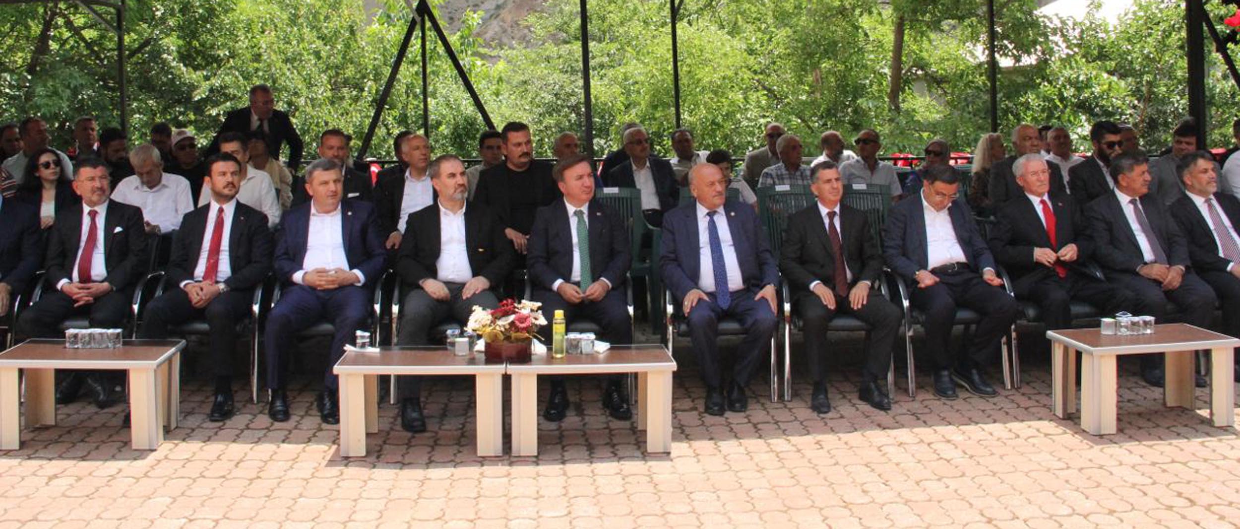 Başbağlar anma töreni karanfil bırakma