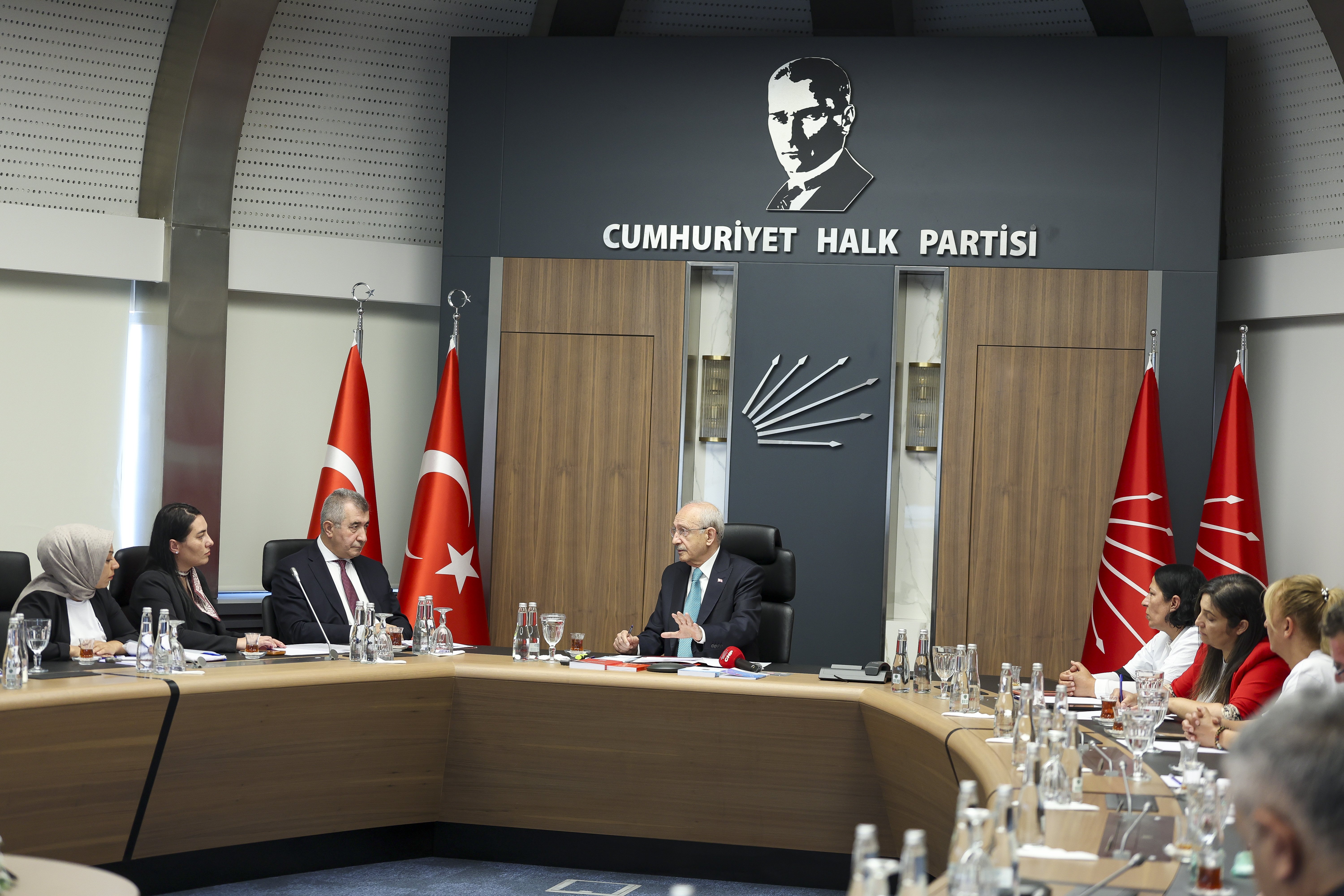 Kılıçdaroğlu ailelerin acılarını dinliyor