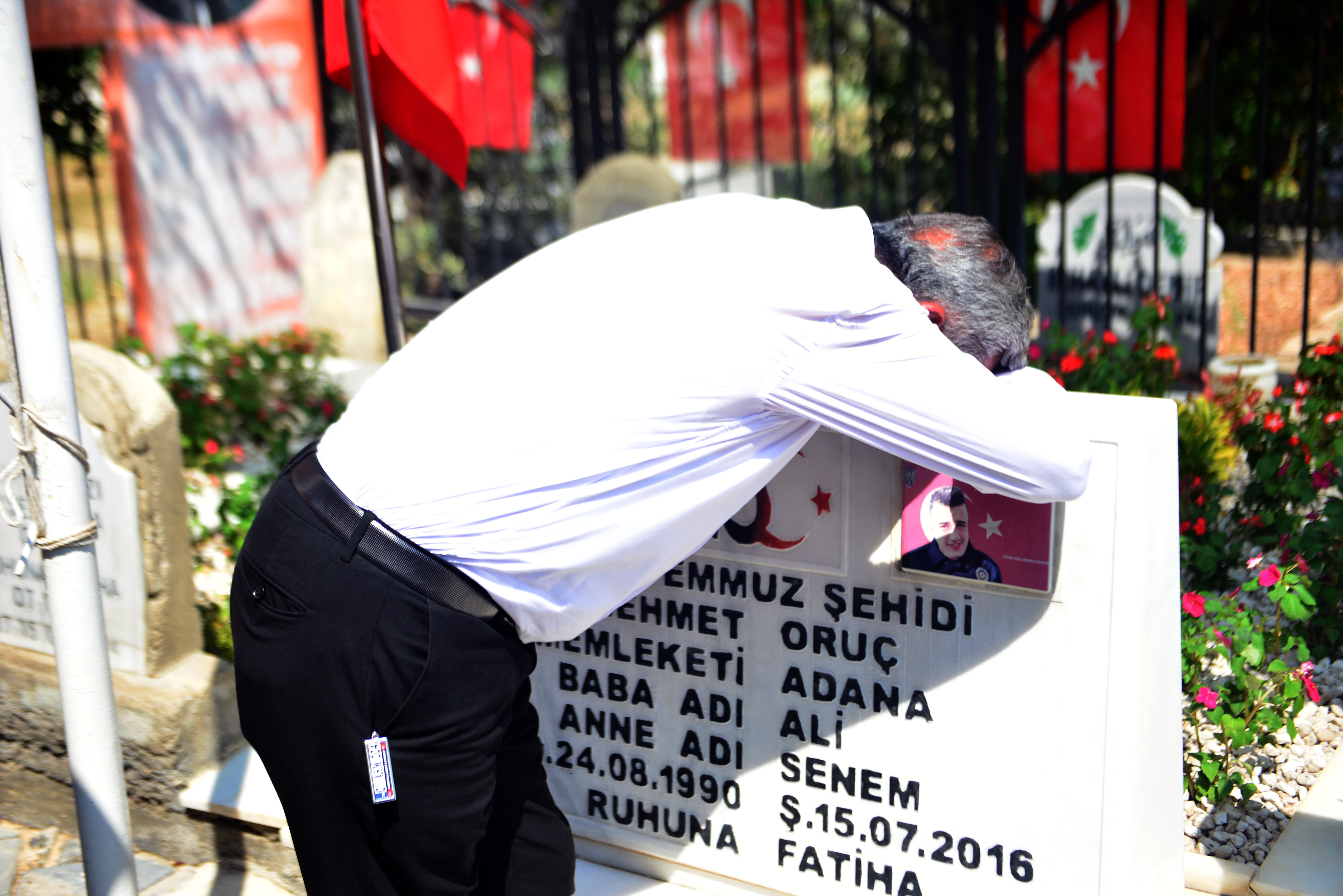 Şehit ikiz polislerin babası Hacı Ali Oruç mezar başında
