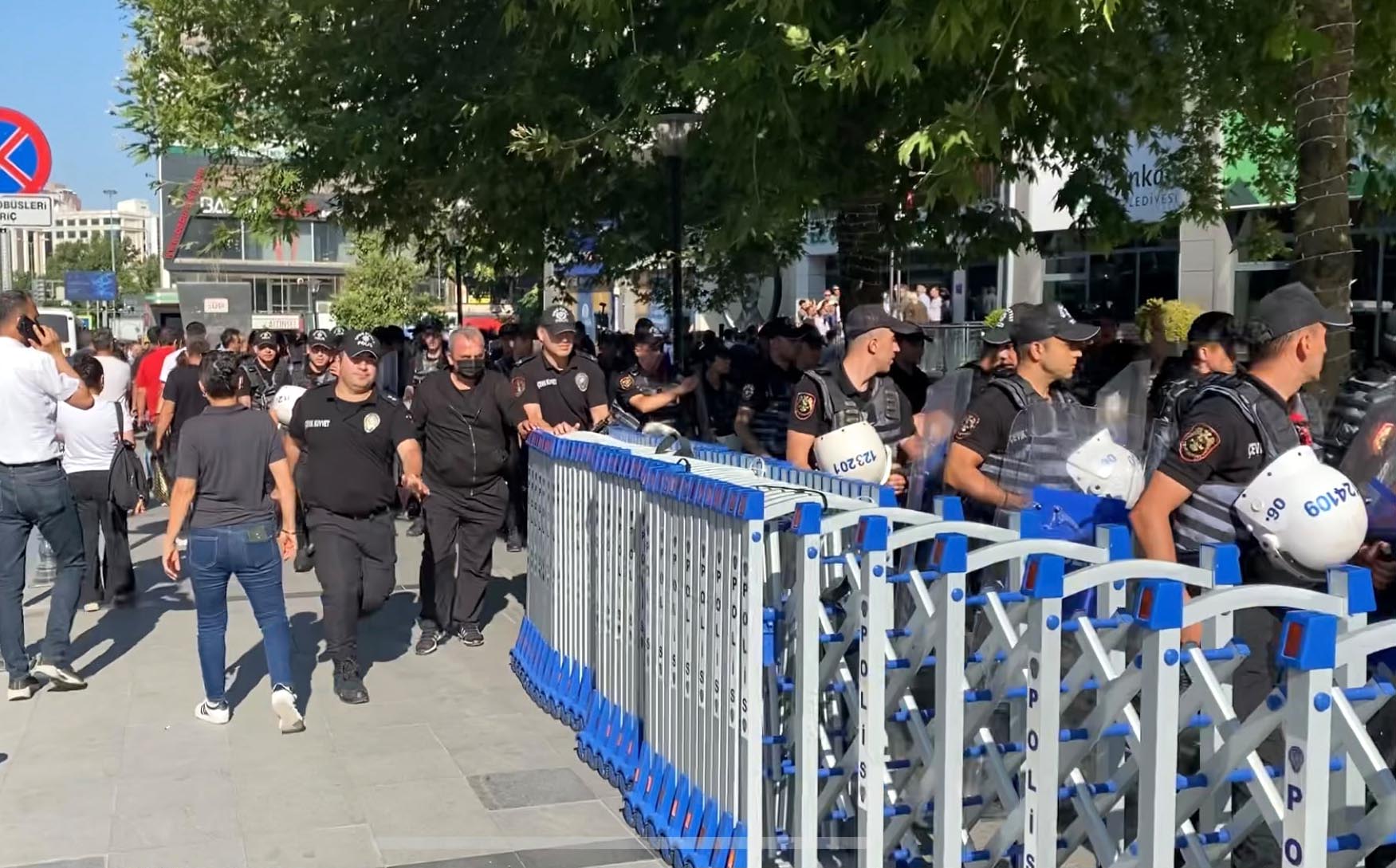 Çankaya Belediyesi önünde polis ekipleri