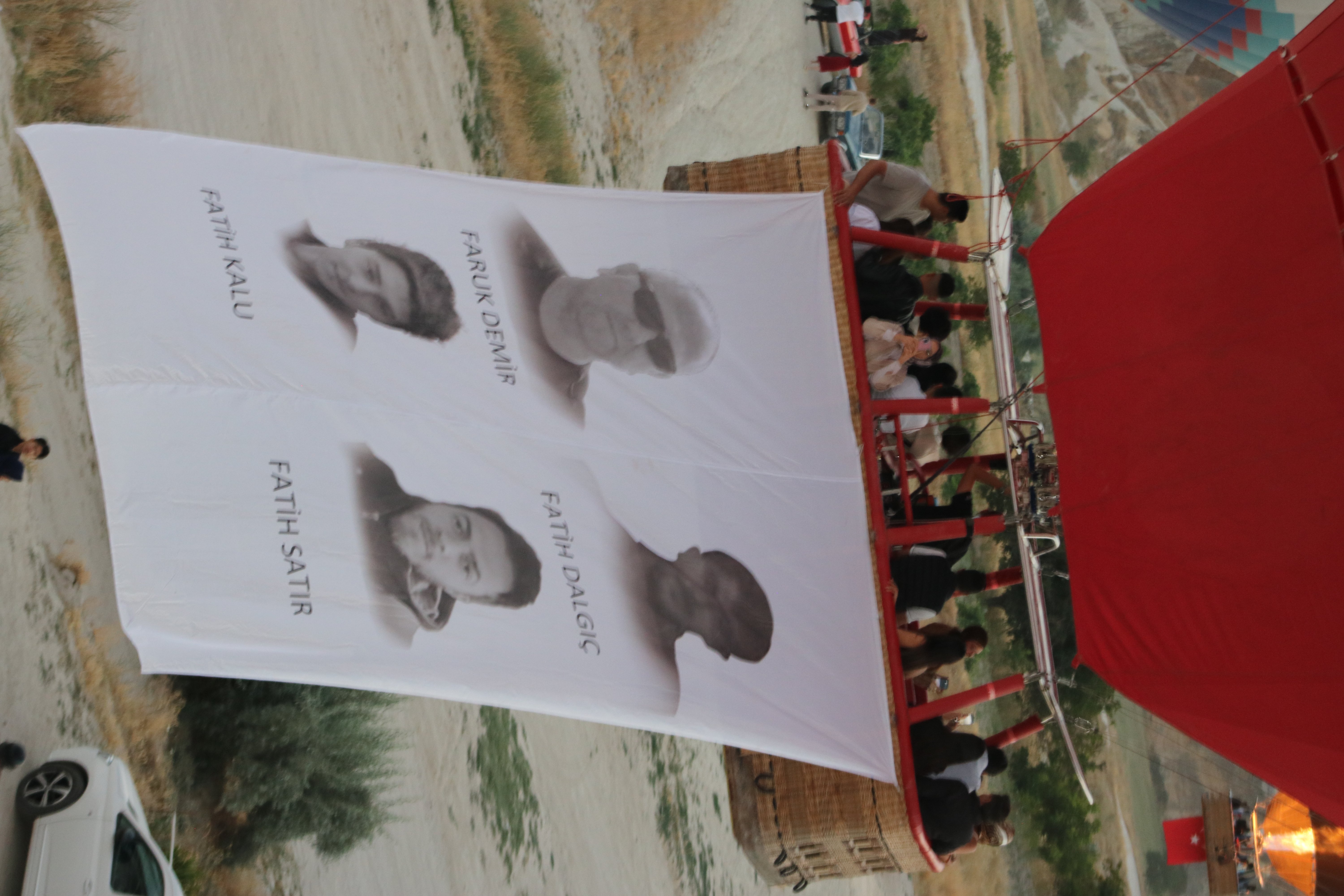 Şehit Ömer Halisdemir posteri taşıyan balon