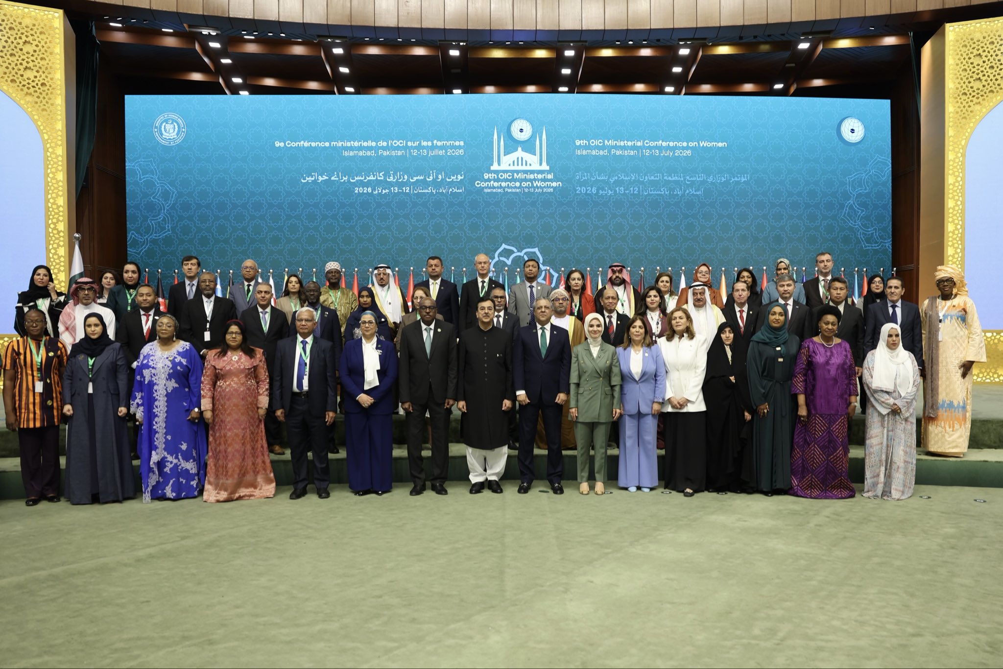 Bakan Göktaş, Pakistan’daki konferansta Dr. Ravza Kavakçı Kan ile bir arada