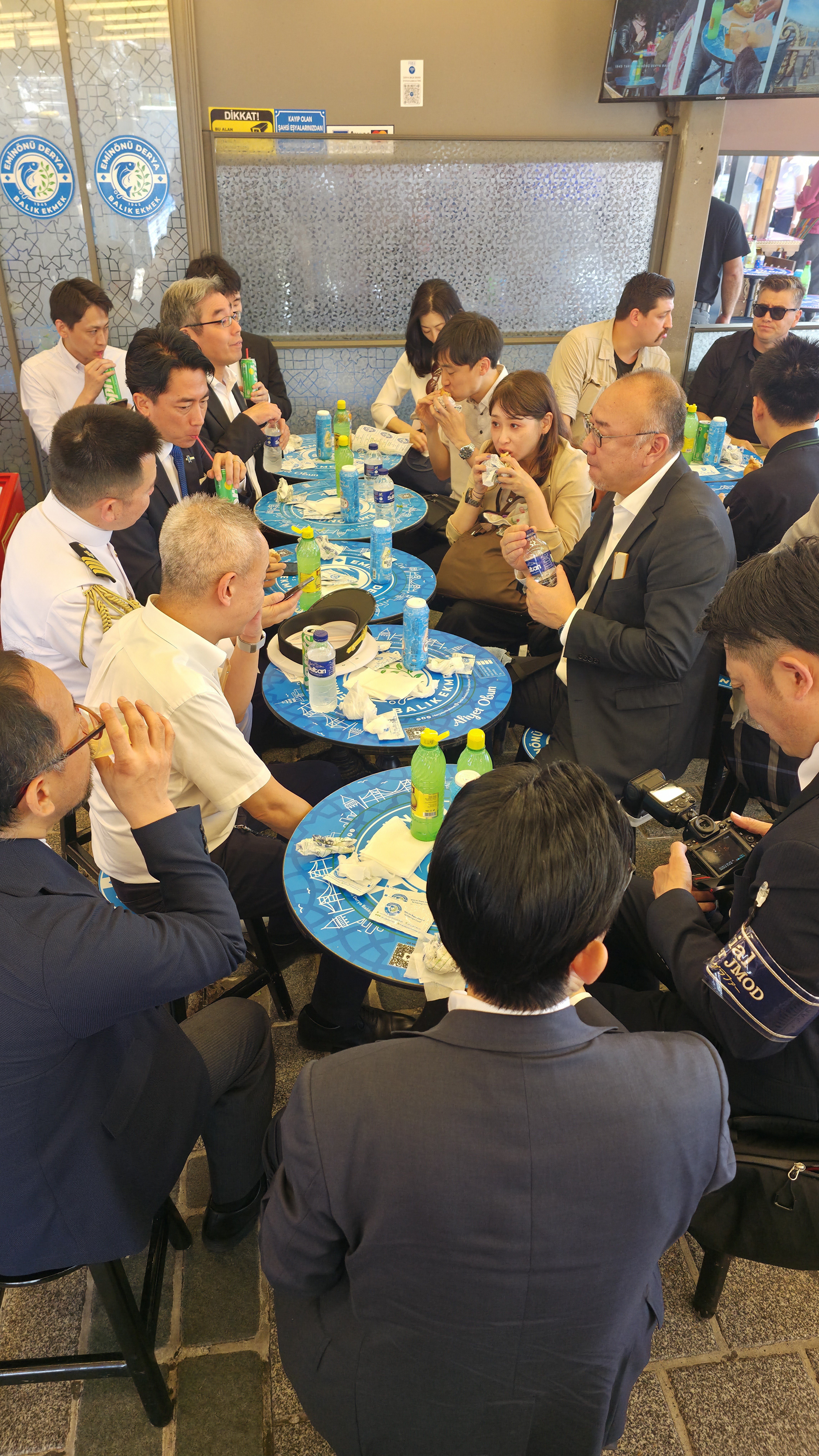 Japonya Savunma Bakanı Shinjiro Koizumi balık ekmek yerken