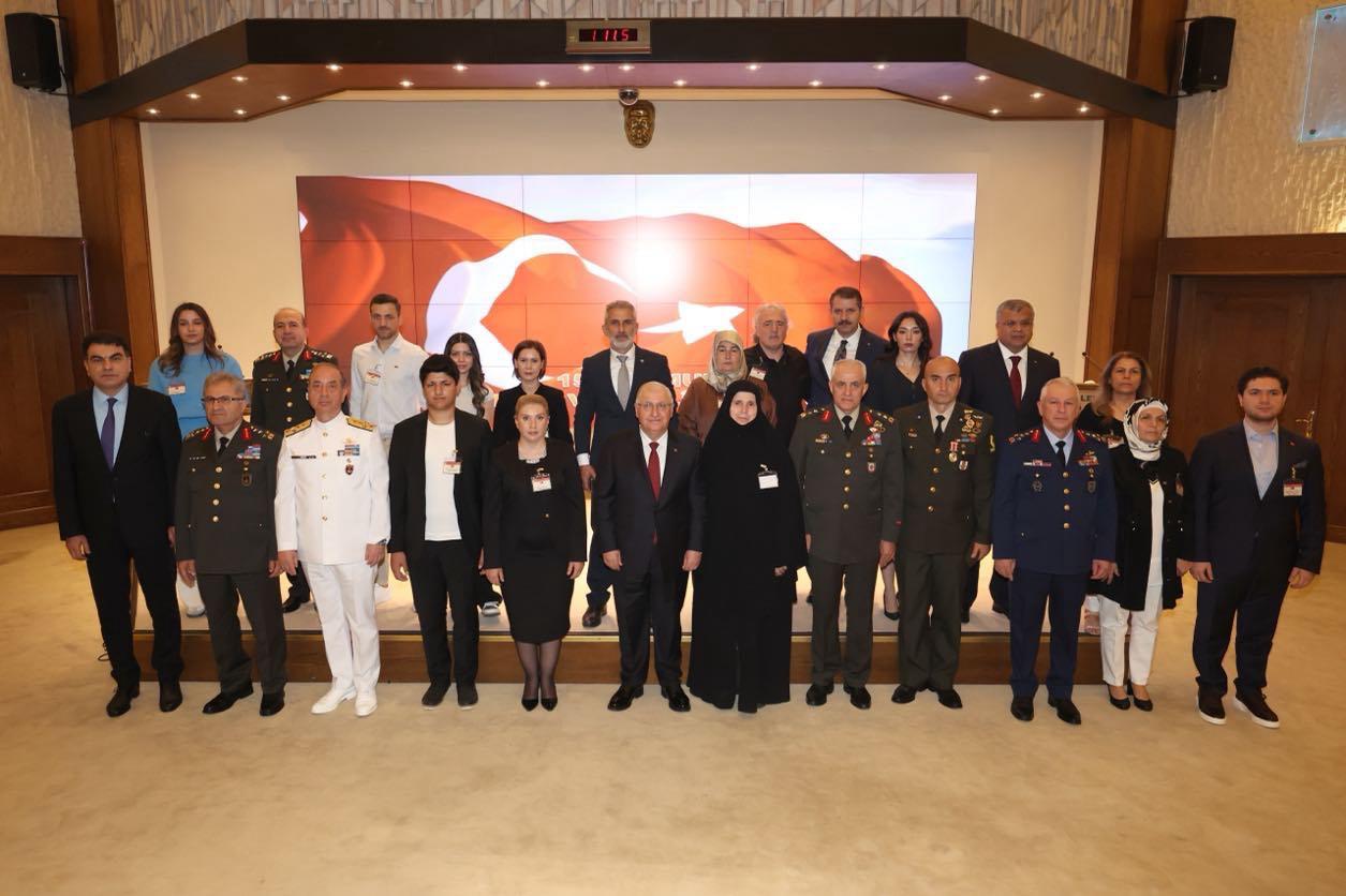 Bakan Güler törende gazilerle sohbet ediyor