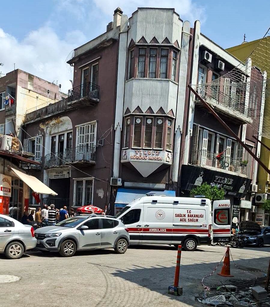 Beton parçası düşen bina