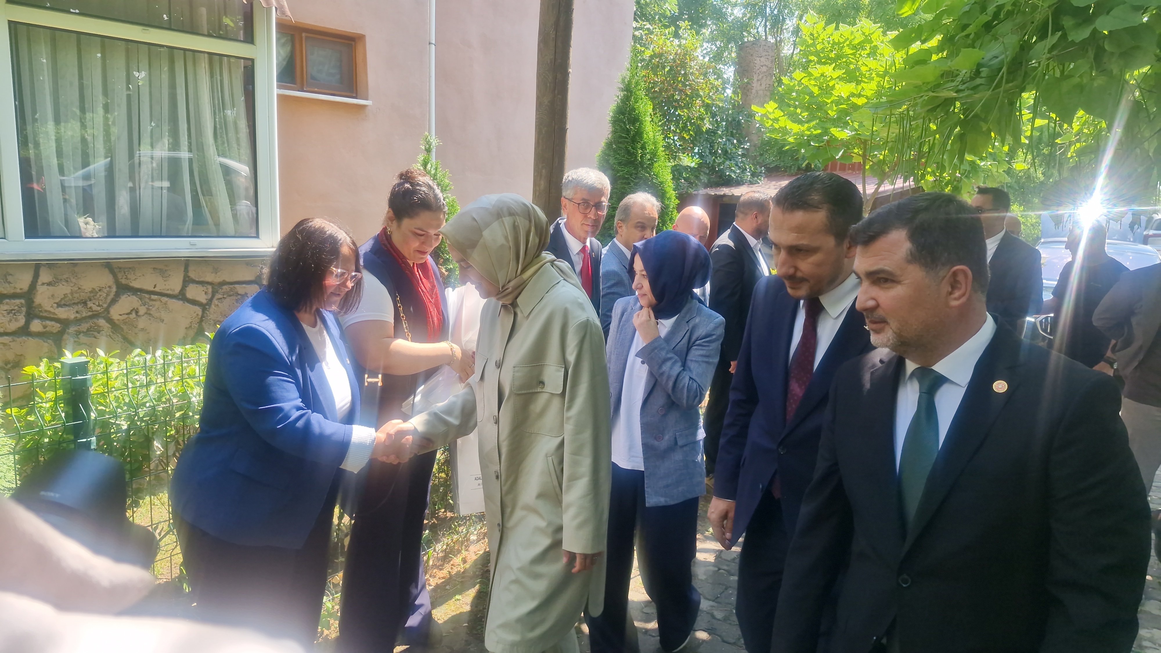 Fatma Betül Sayan Kaya partililerle bir arada