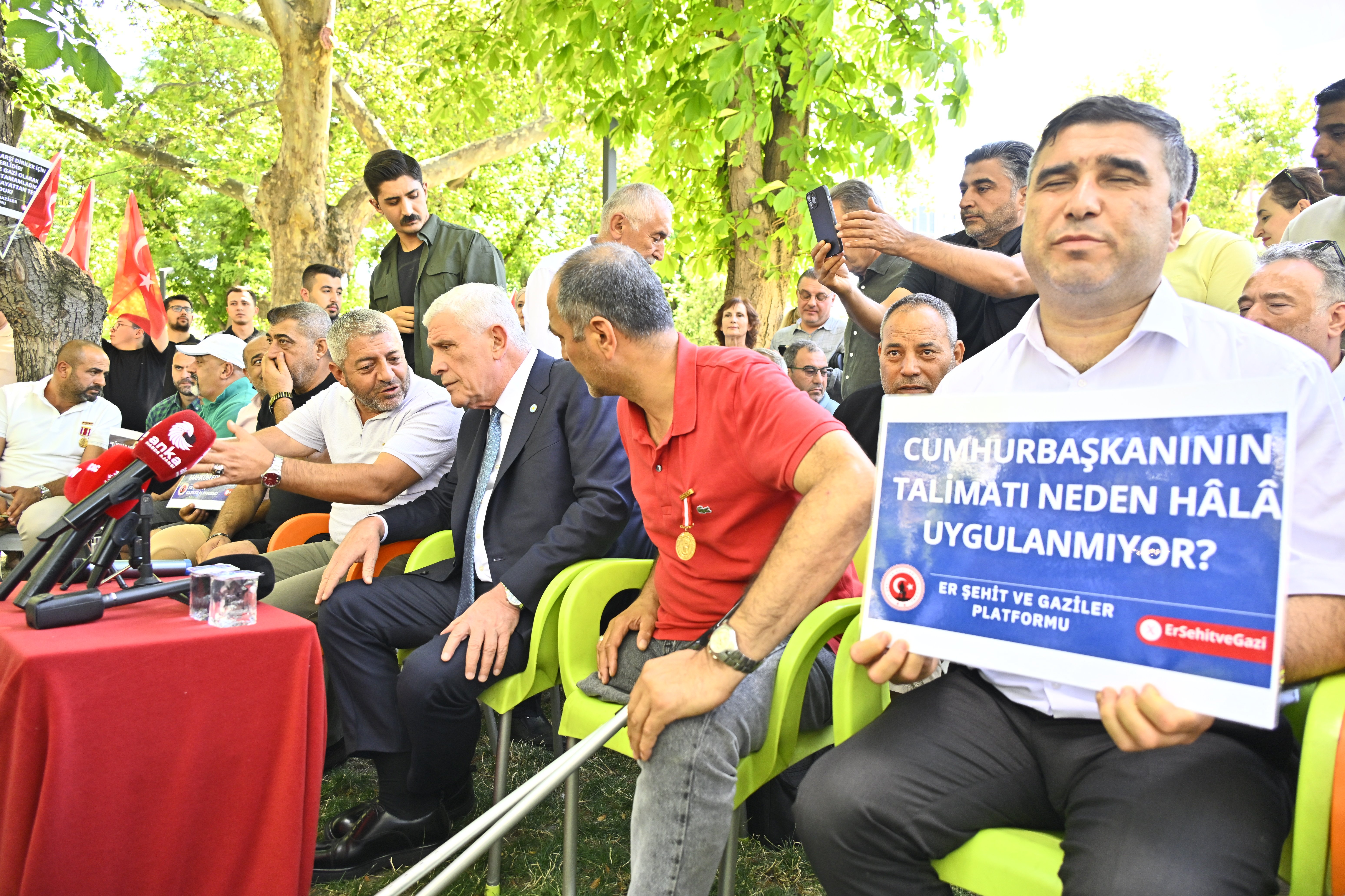 Müsavat Dervişoğlu, şehit aileleri ve gazilerle bir arada