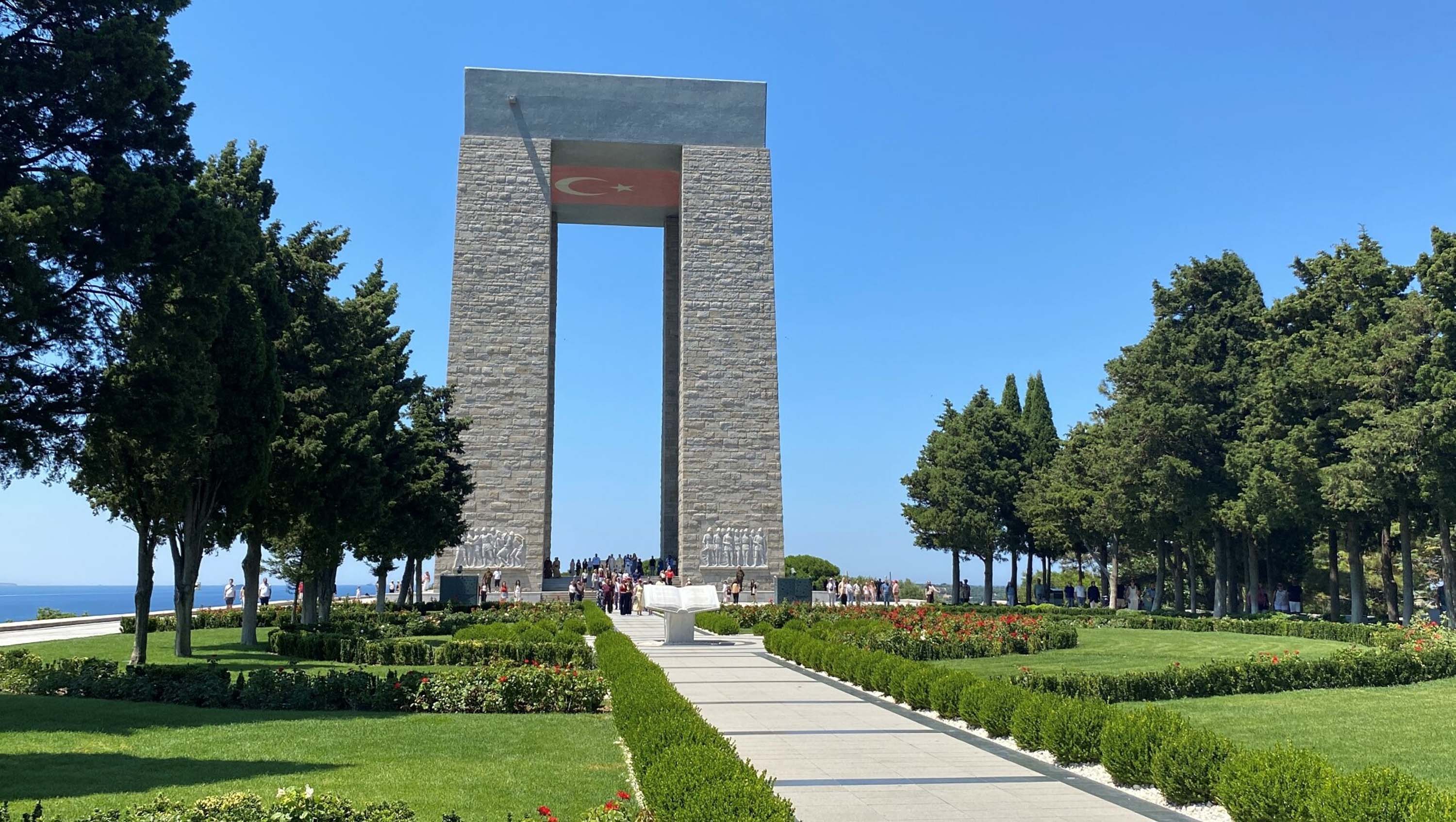 Şehitler Abidesi Camiinde Dua