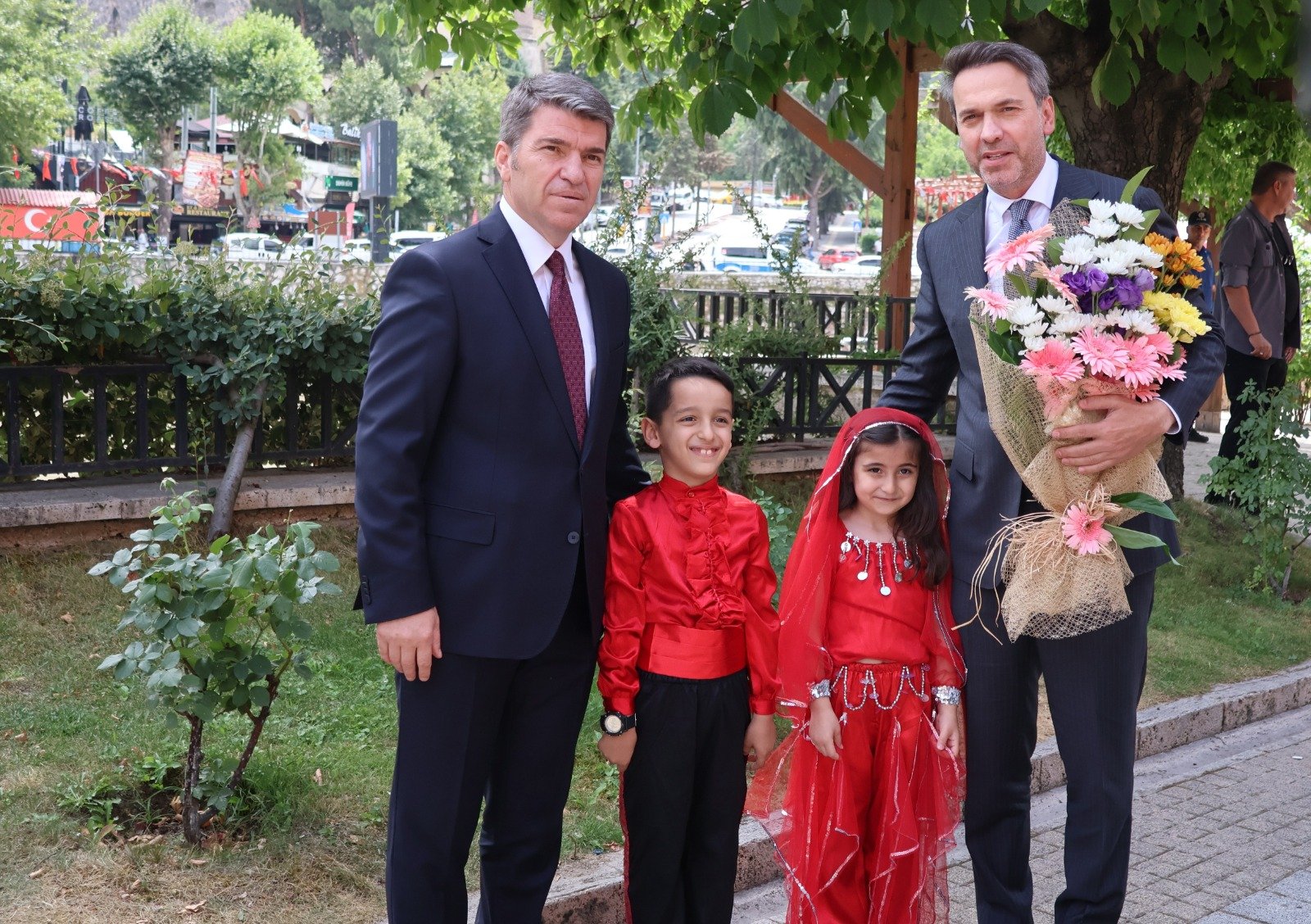 Enerji Bakanı Alparslan Bayraktar partililere hitap ediyor