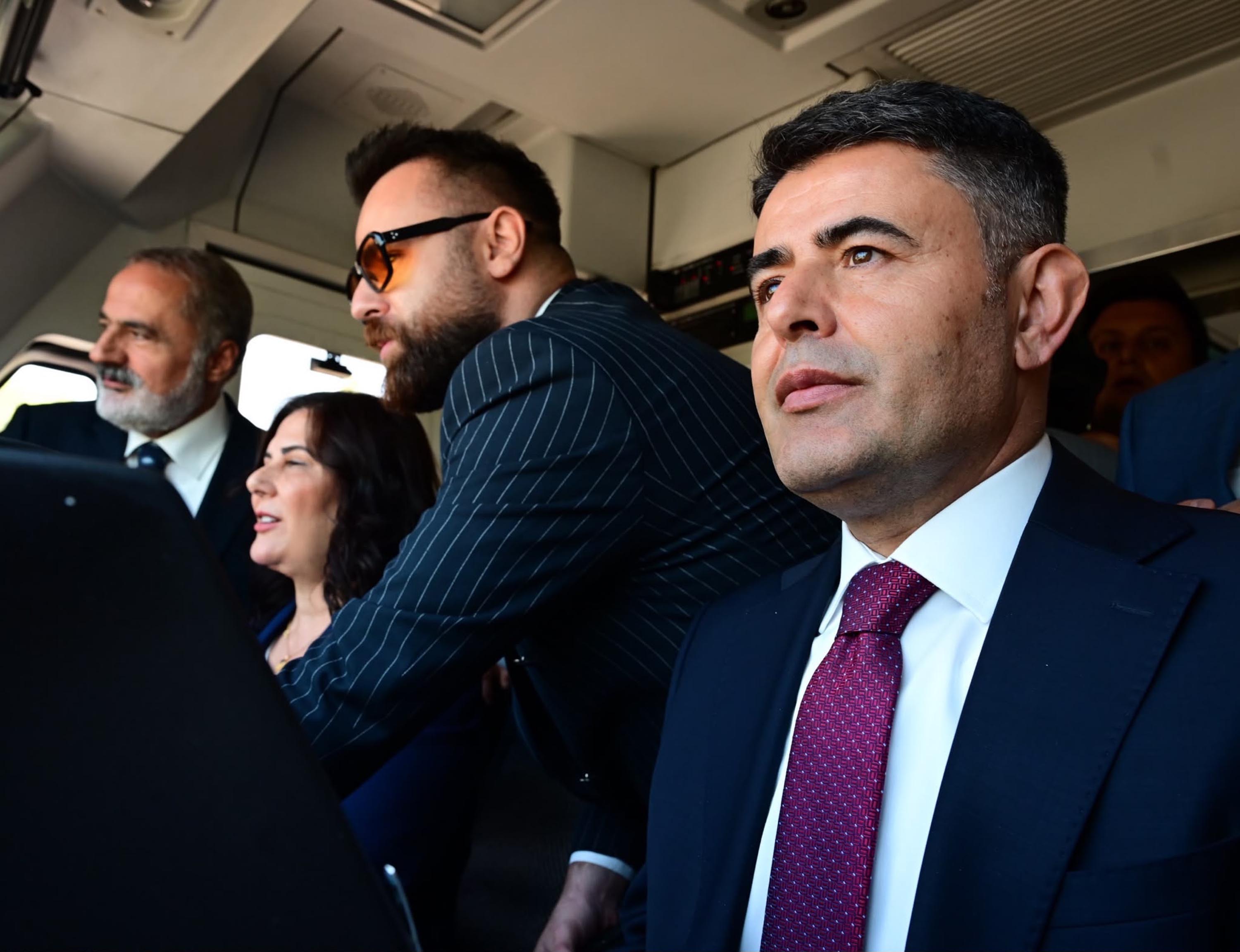 Protokol üyeleri tören alanında