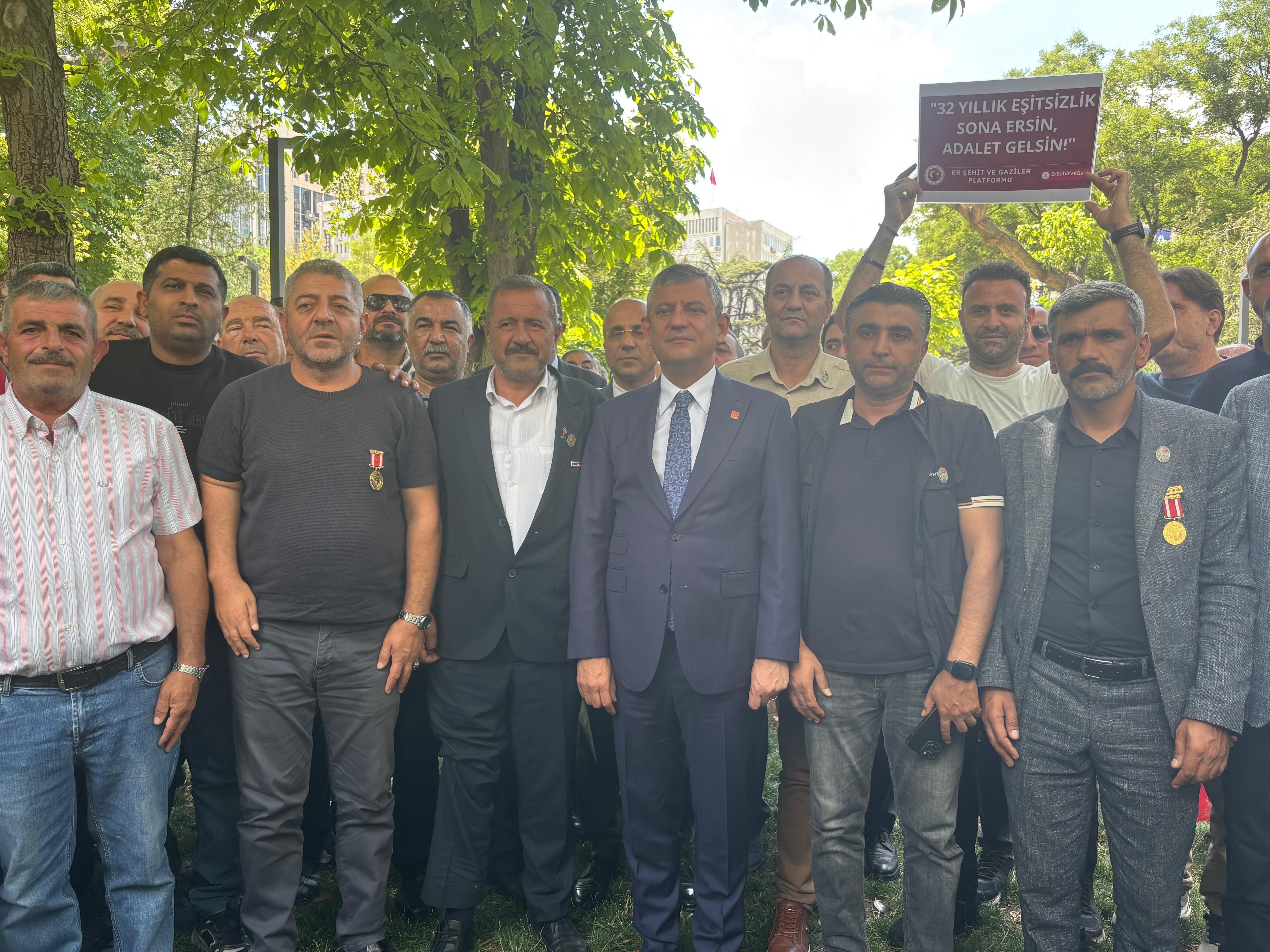 Özgür Özel gazetecilere açıklama yapıyor.