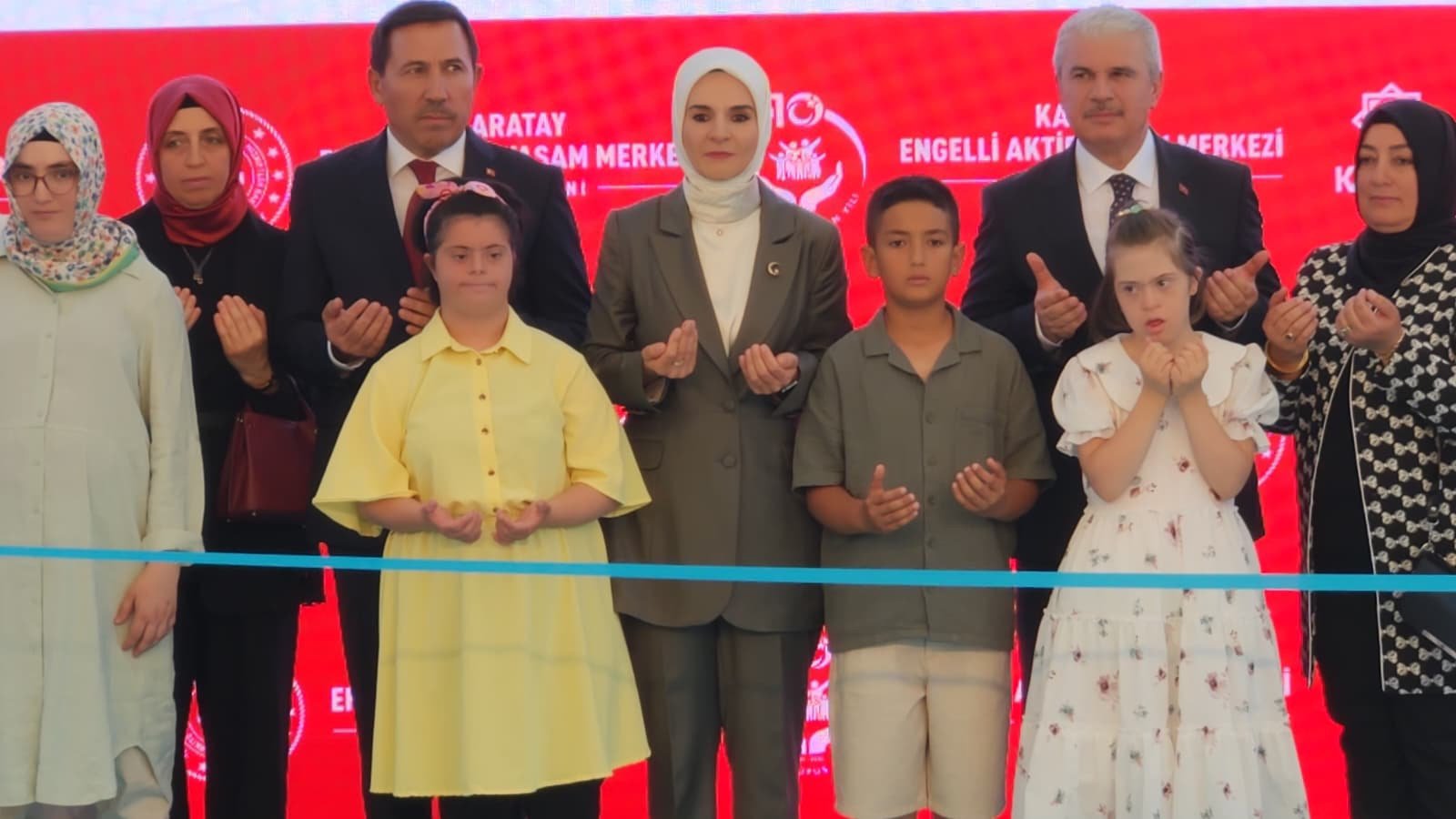 Açılış kurdelesi kesimi