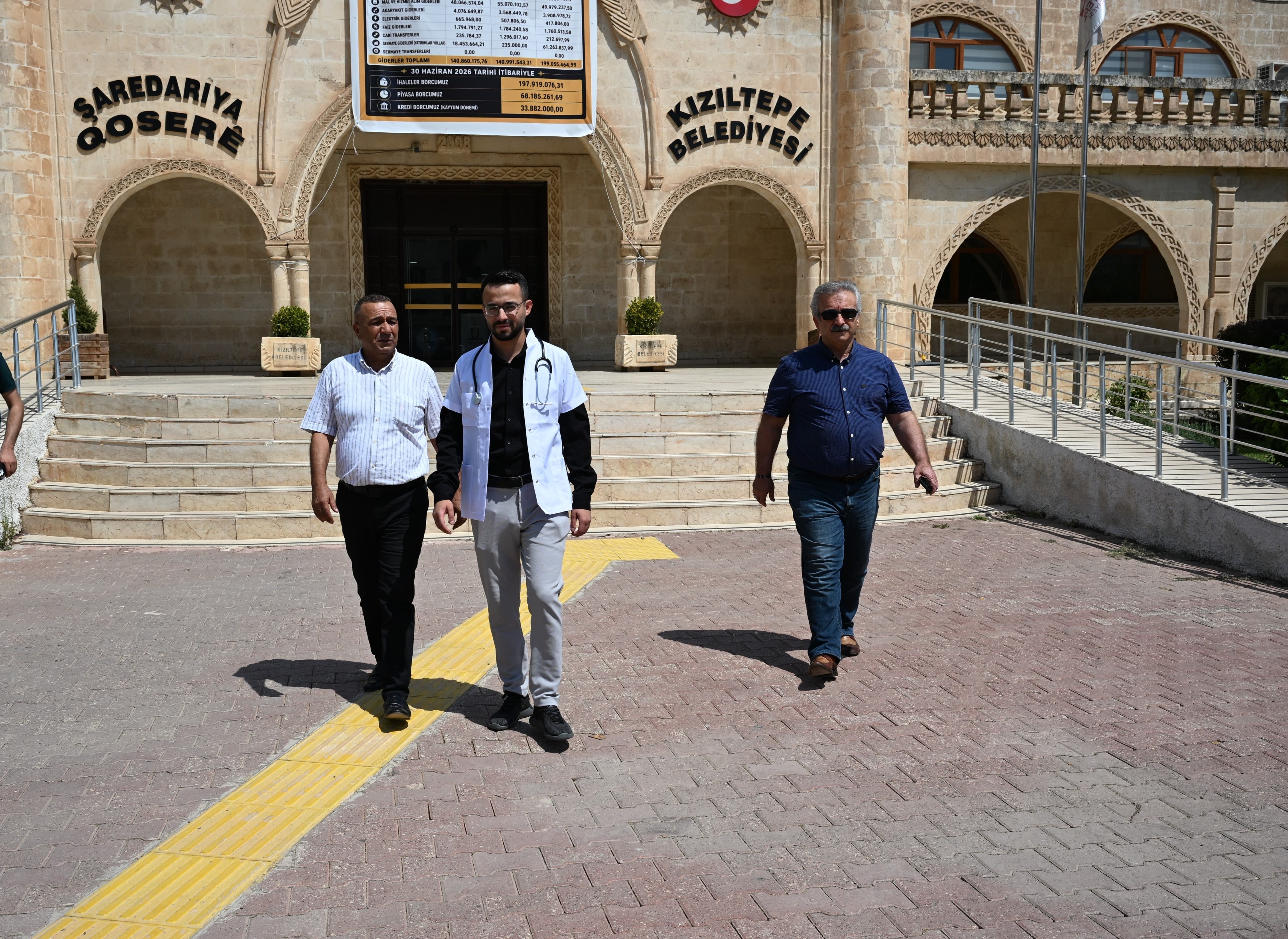 Şemsettin Demir beyaz önlükle
