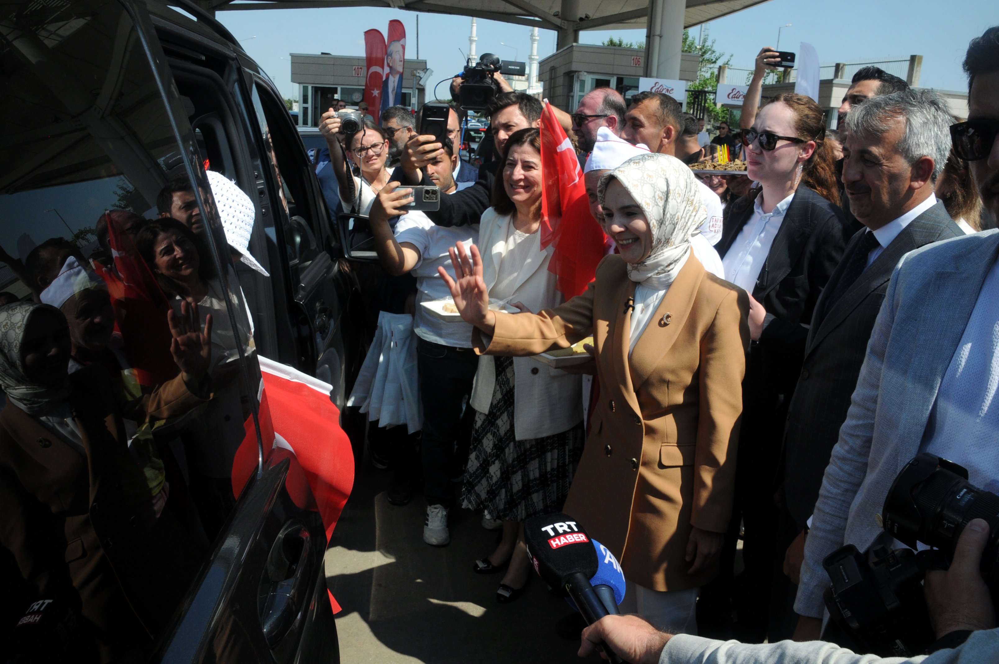 Bakan Göktaş, gurbetçi ailelerle bir araya geldi