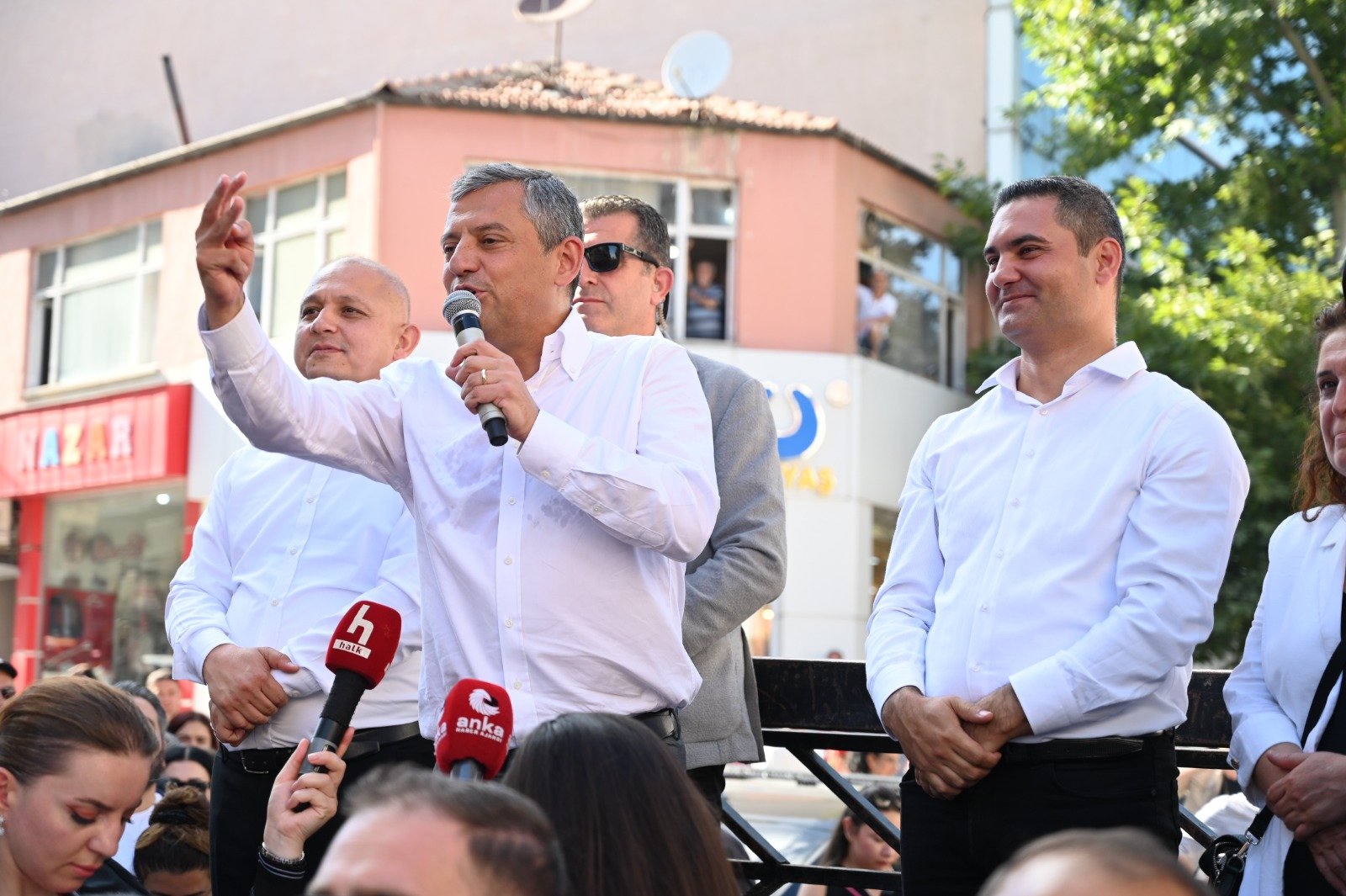 Özgür Özel vatandaşlarla yürüyor