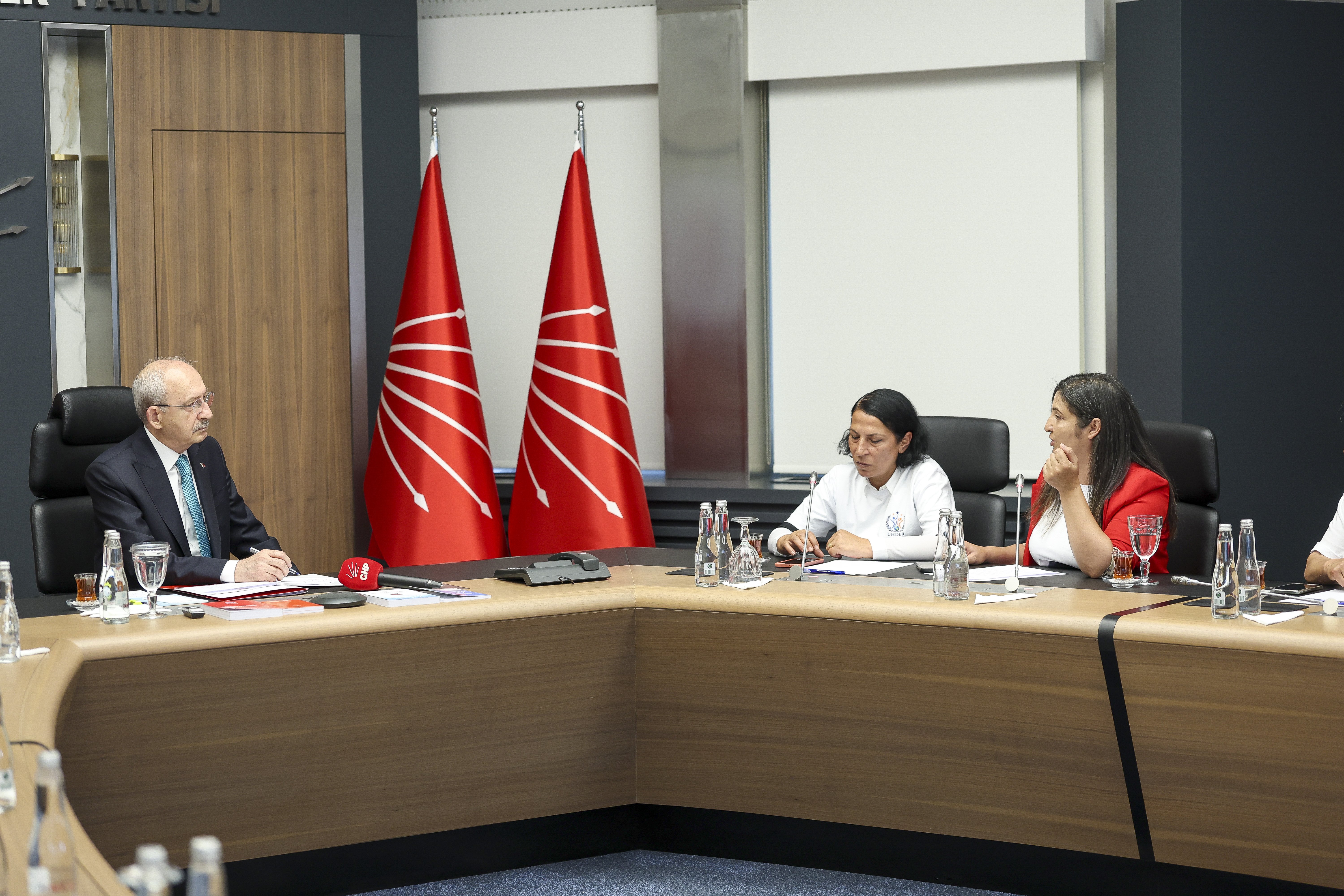 Kemal Kılıçdaroğlu kadın ve çocuk cinayetleri mağduru ailelerle görüştü