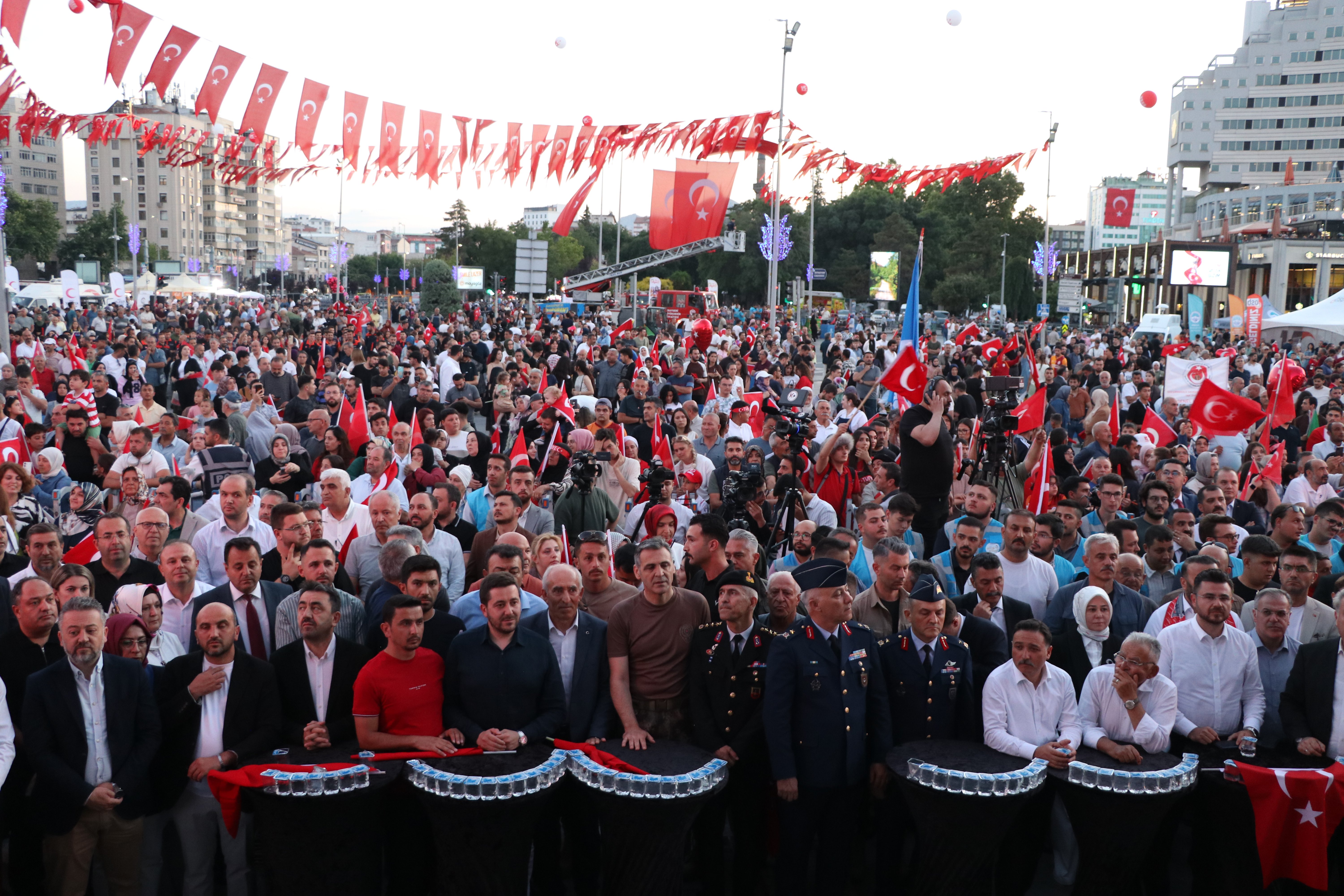Dev Türk bayrağı açılışı