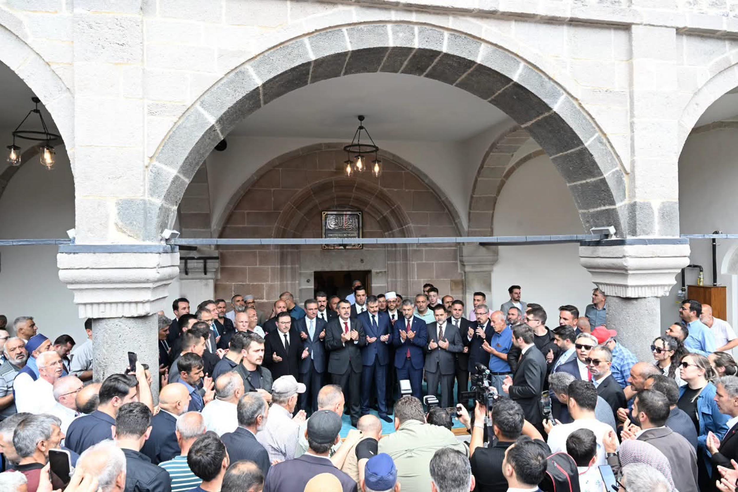 Bakan Tekin ve Bakan Çiftçi Fetih Camisi açılışında