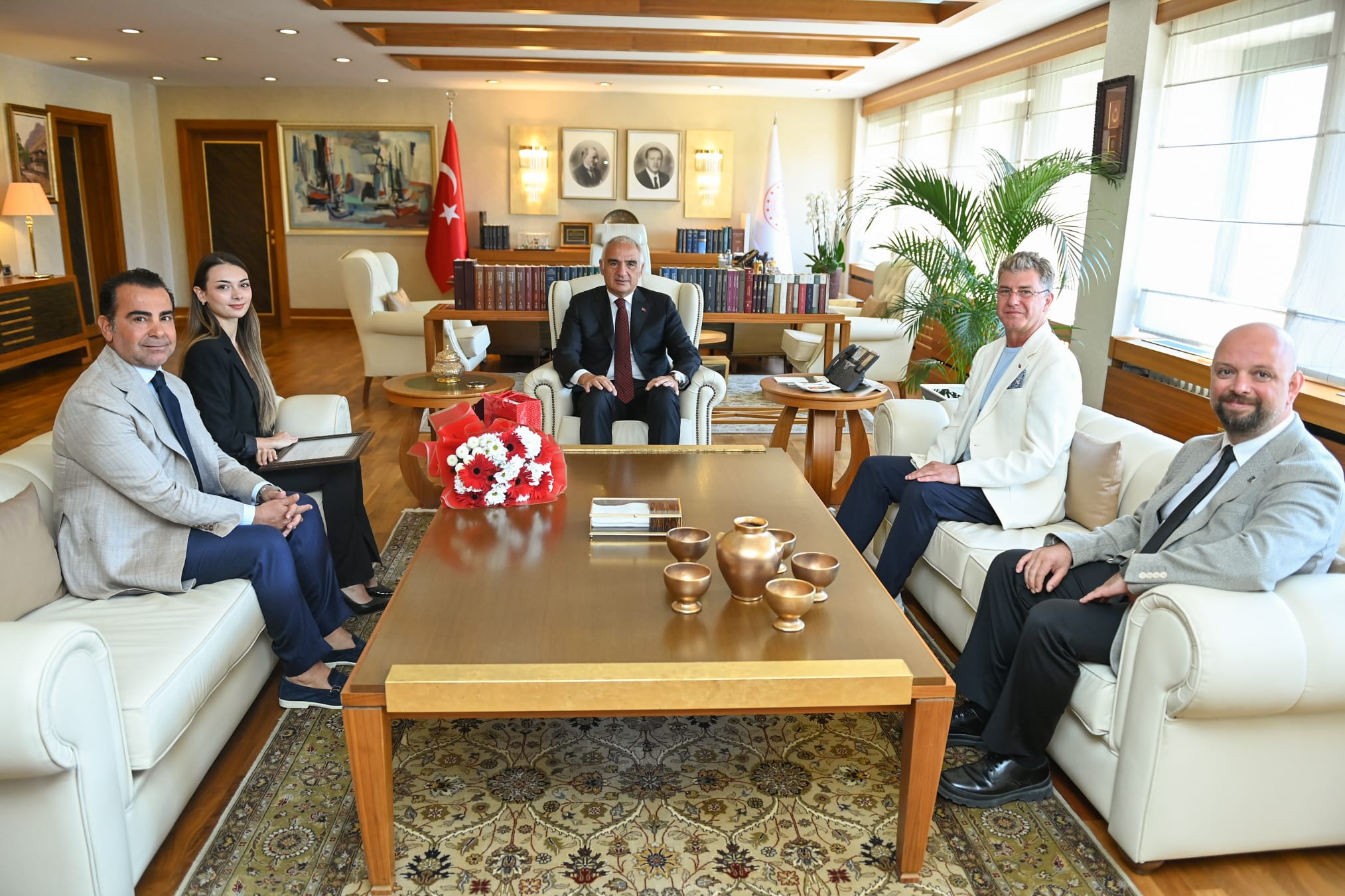Bakan Ersoy, Nilay Tahiroğlu ve Tan Sağtürk ile görüştü Bakan Ersoy, Nilay Tahiroğlu ve Tan Sağtürk ile görüştü