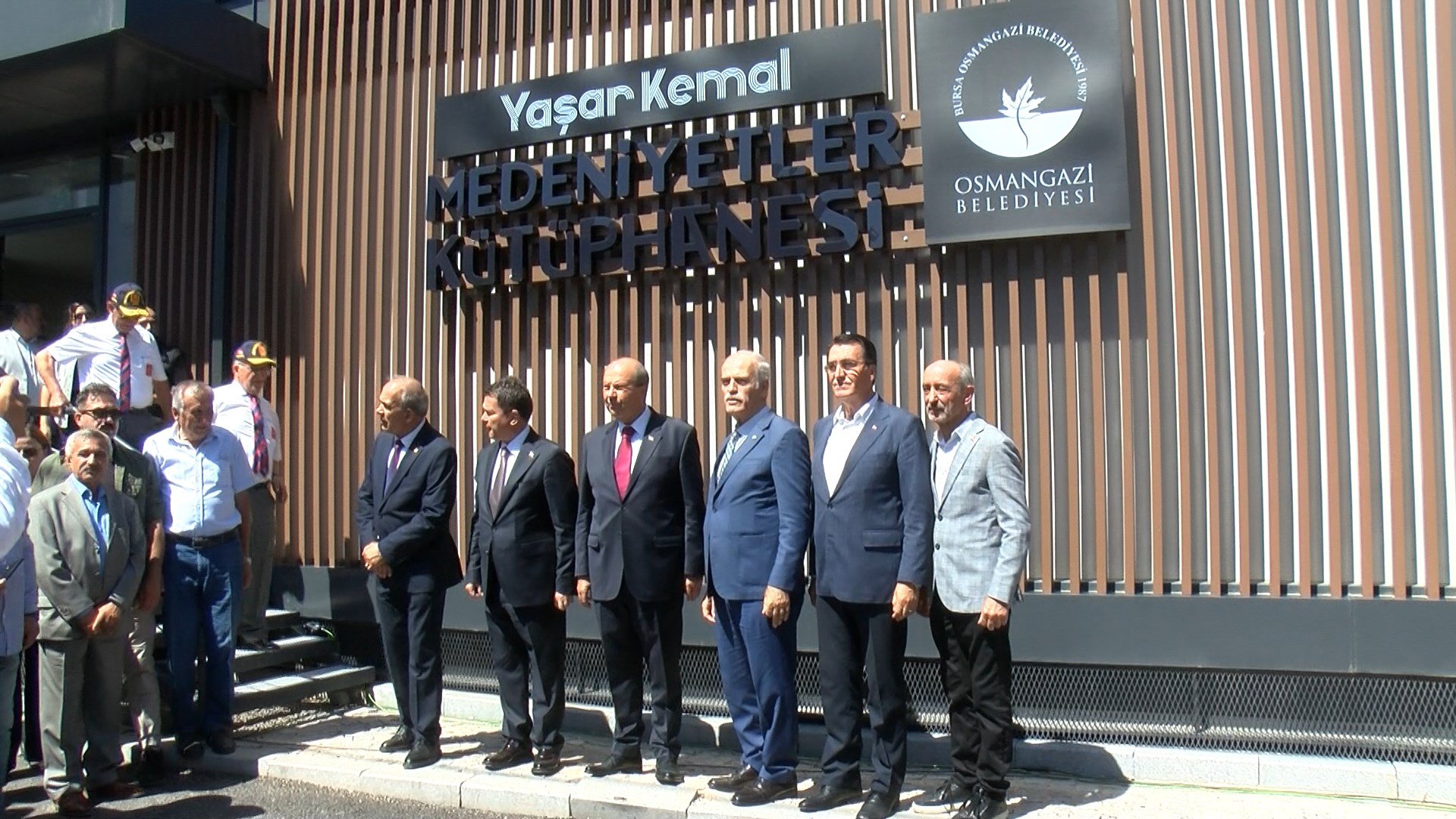 Ersin Tatar konuşma yapıyor