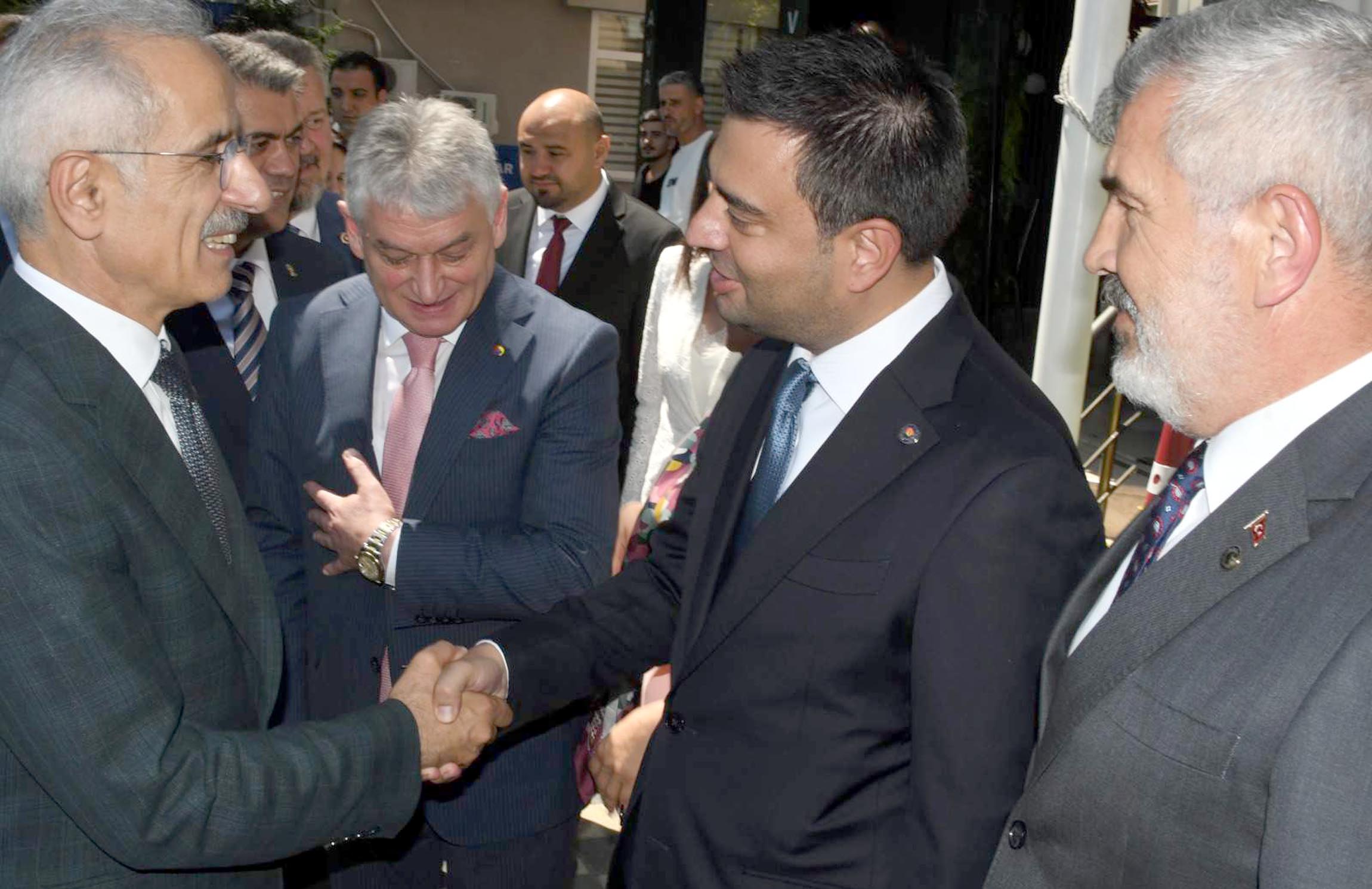 Bakan Uraloğlu sahnede