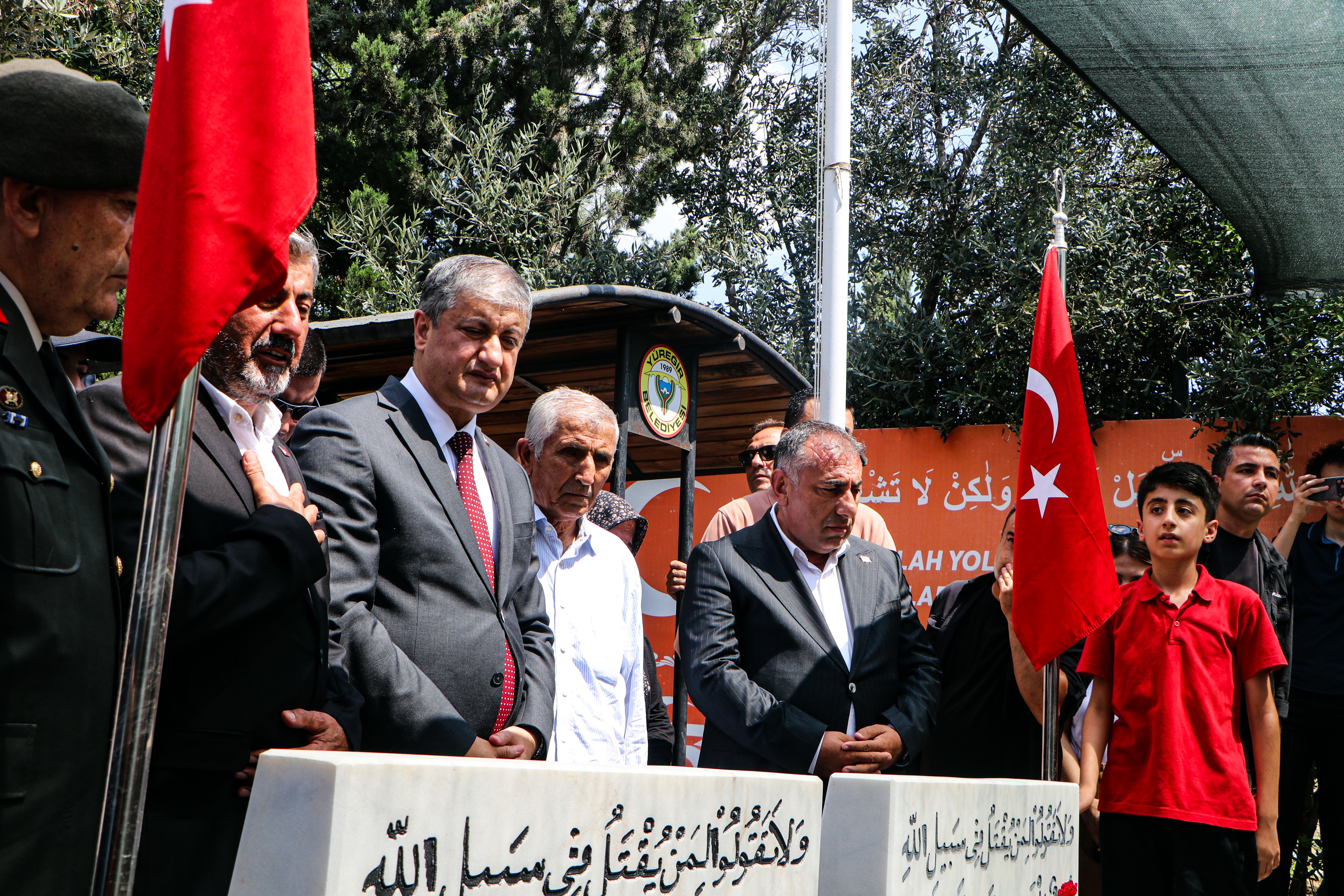 Vali Yavuz şehit kabrinde dua ediyor