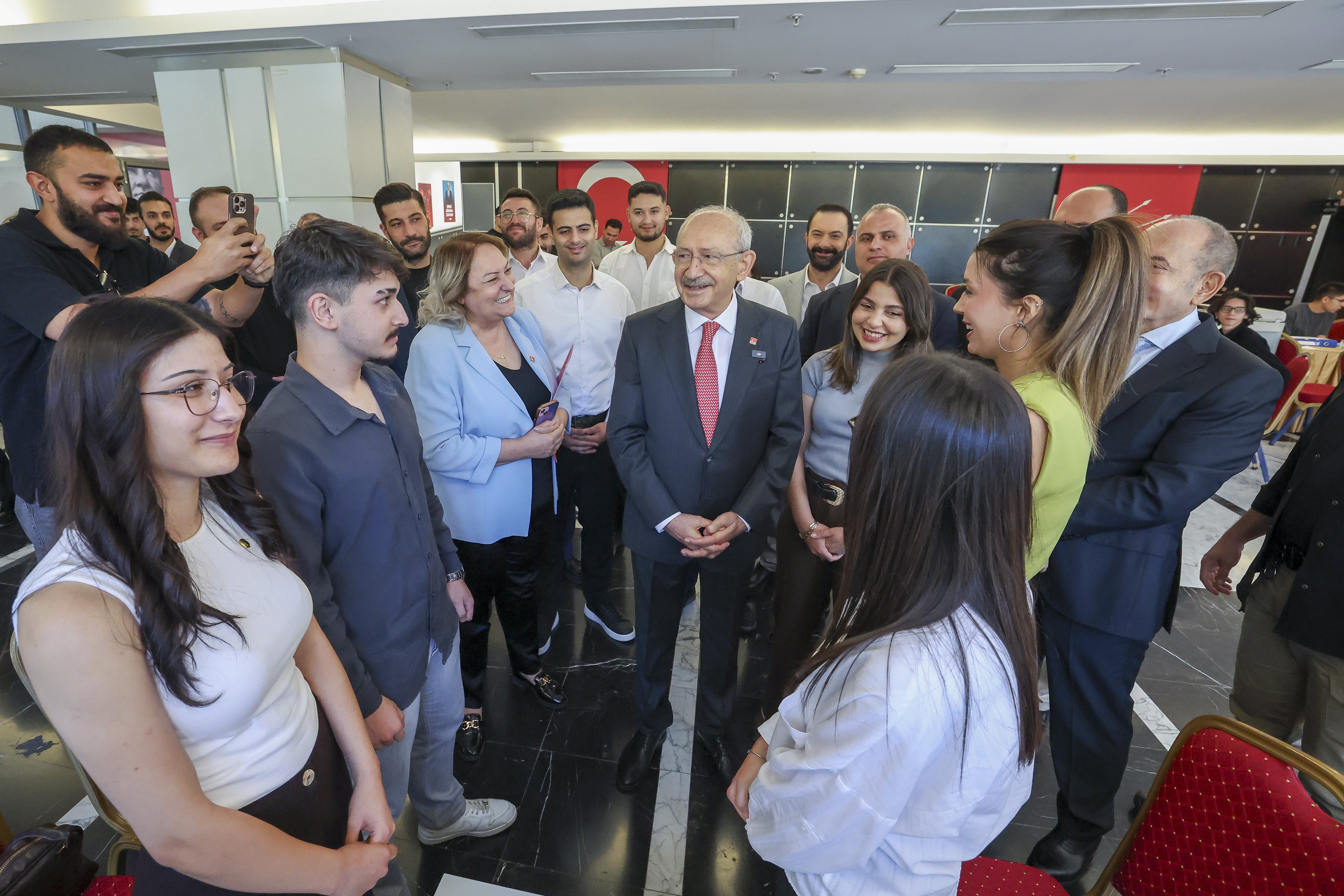 Kılıçdaroğlu, öğrencilere başarı dileklerini iletti