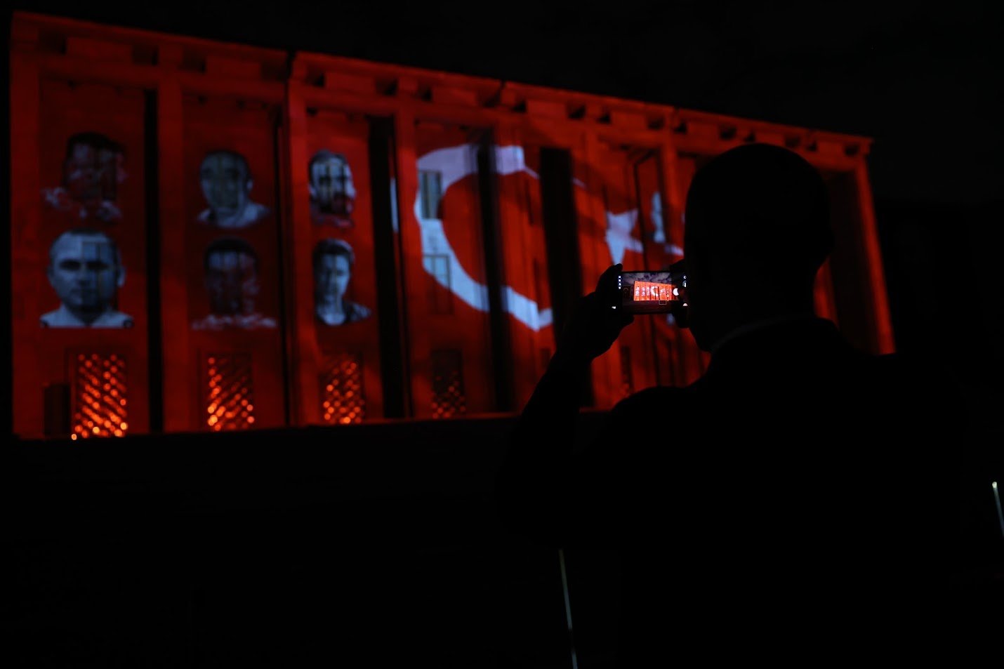 TBMM duvarına yansıyan 15 Temmuz