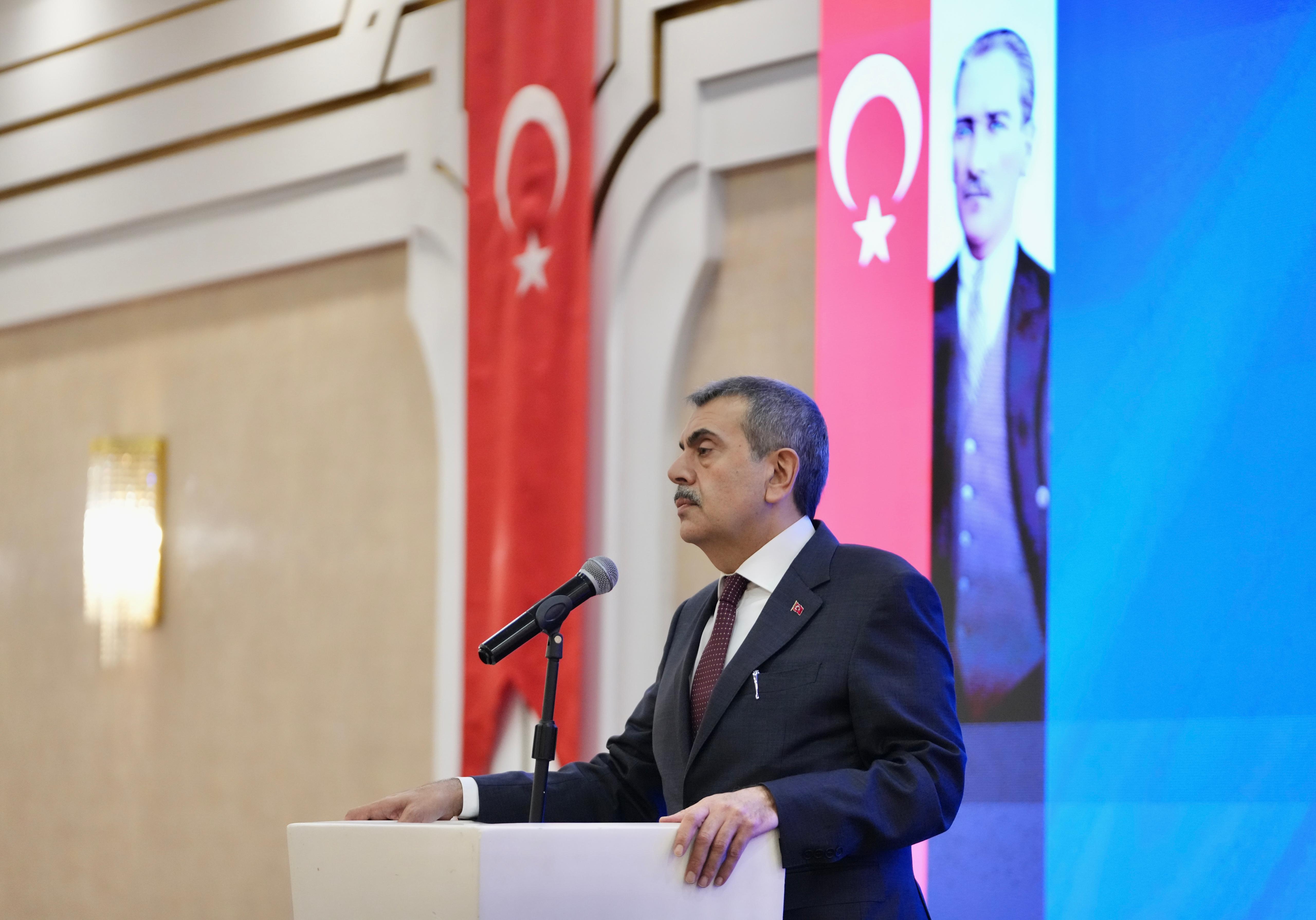 Milli Eğitim Bakanı Yusuf Tekin, yurt dışı oryantasyon programında öğretmenlerle bir araya geldi.