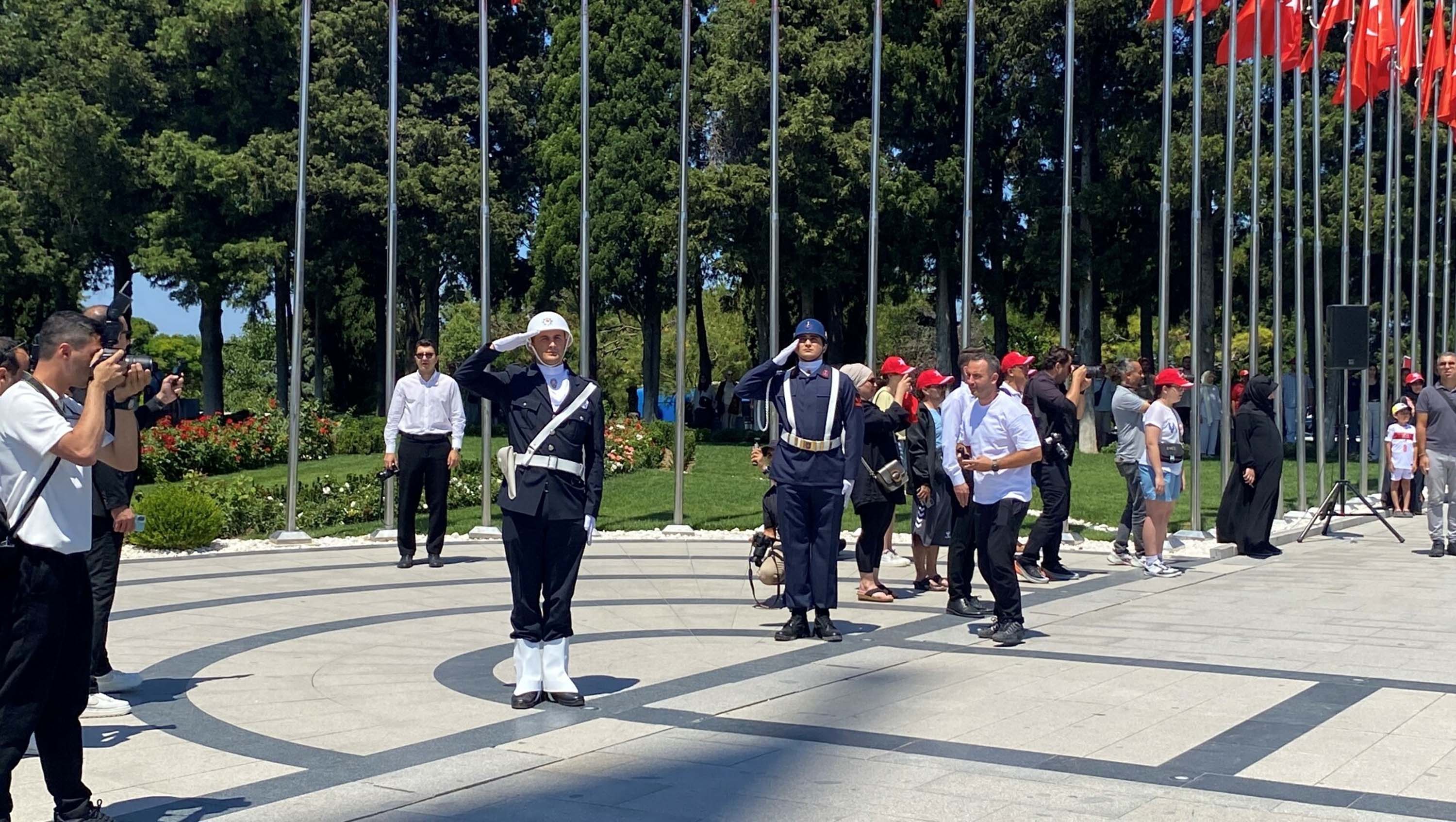 Protokol Üyeleri Sembolik Şehitliklere Karanfil Bırakıyor