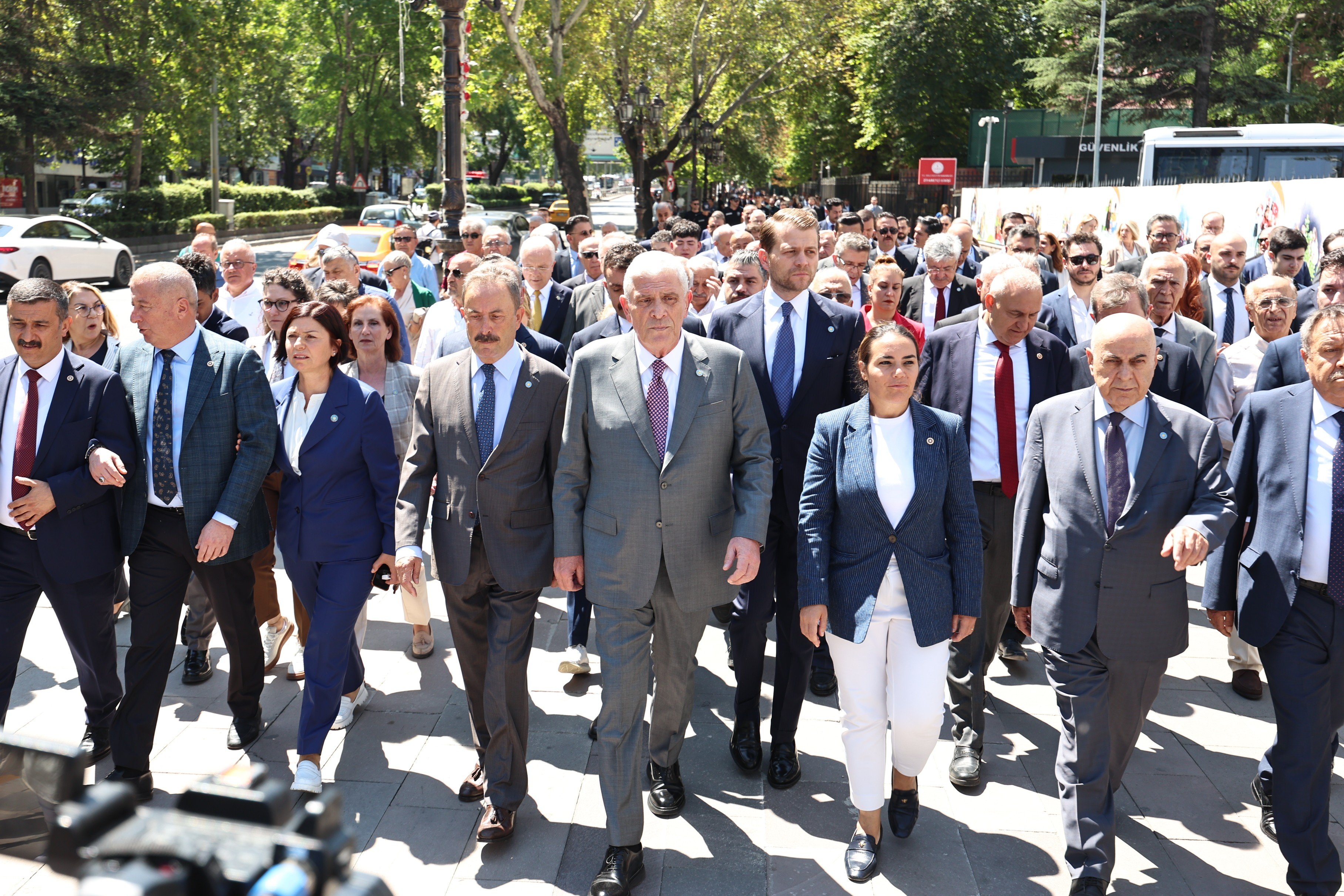 Müsavat Dervişoğlu şehit yakınları ve gazilerle bir arada