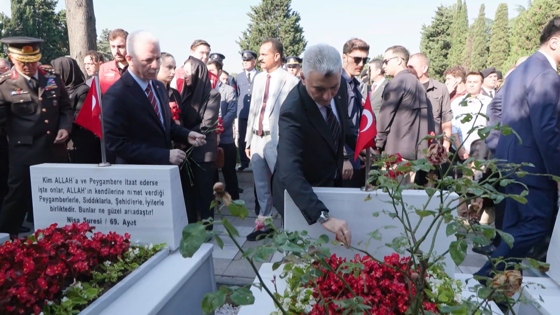 Ticaret Bakanı Ömer Bolat şehitlik ziyareti