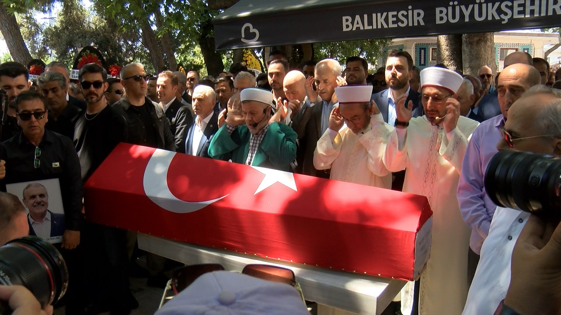Numan Kurtulmuş cenazede konuşuyor