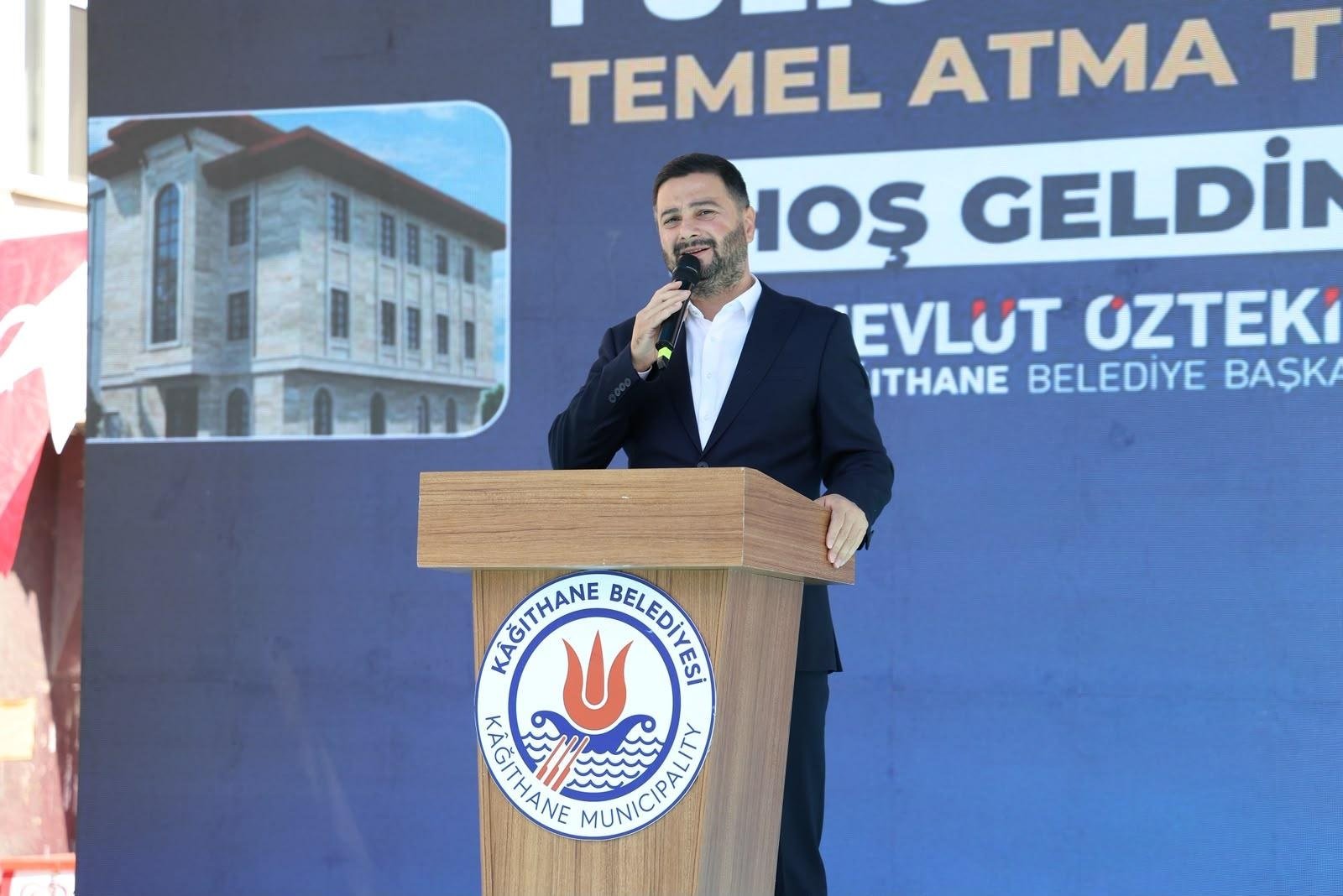 Kağıthane Belediye Başkanı Mevlüt Öztekin temel atma töreninde konuşuyor