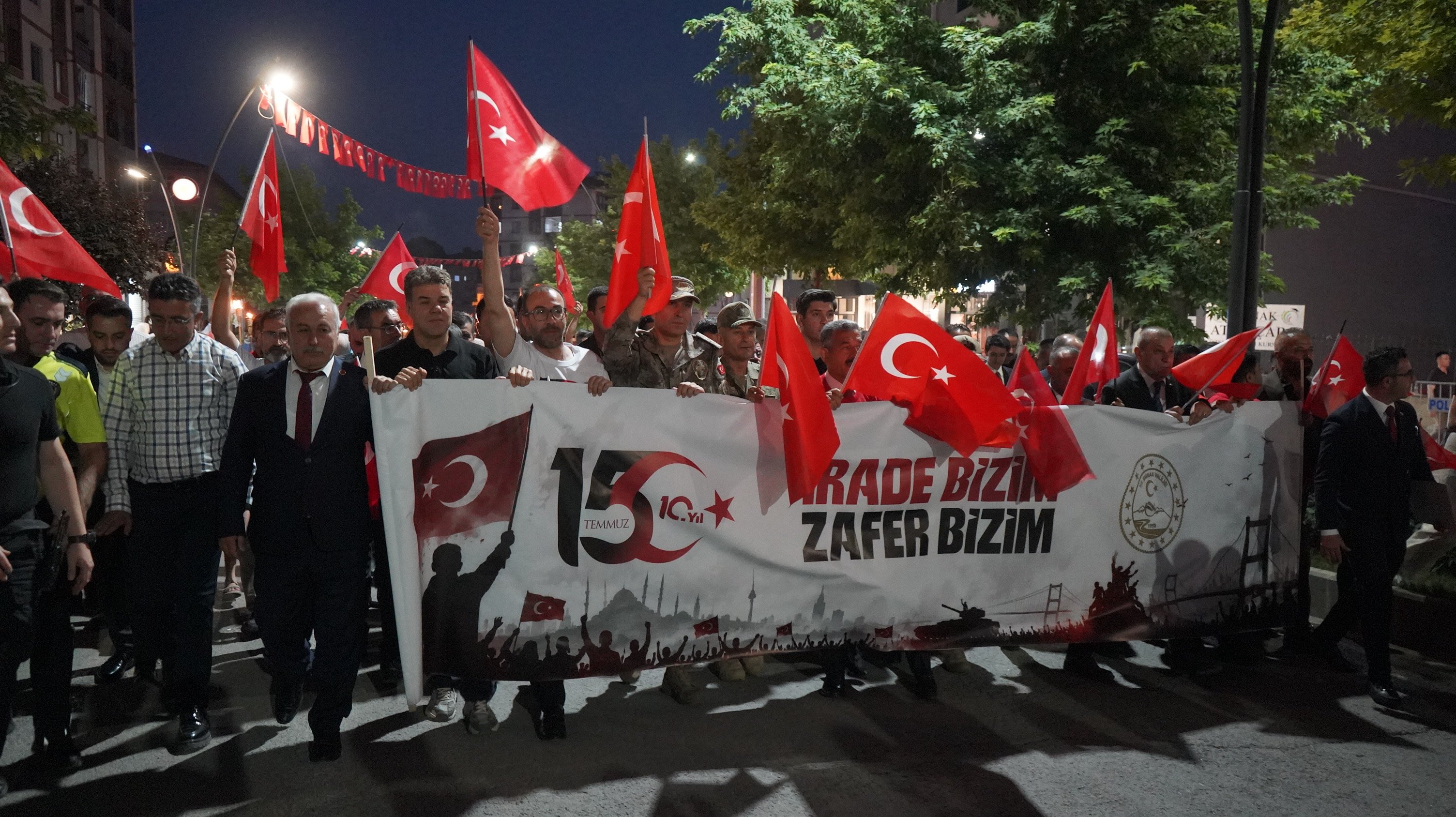 107 metrelik Türk bayrağı ile Şırnak 15 Temmuz yürüyüşü