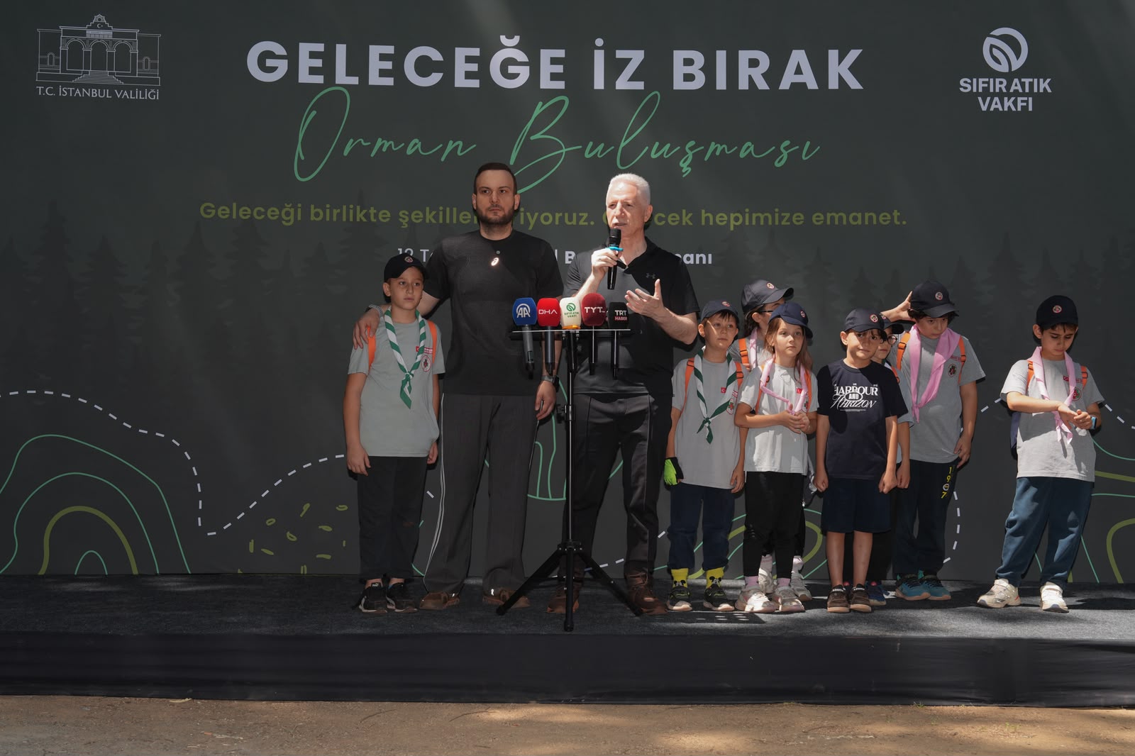 Vali Davut Gül, Sıfır Atık Vakfı ve gönüllülerle birlikte orman yürüyüşü yapıyor.