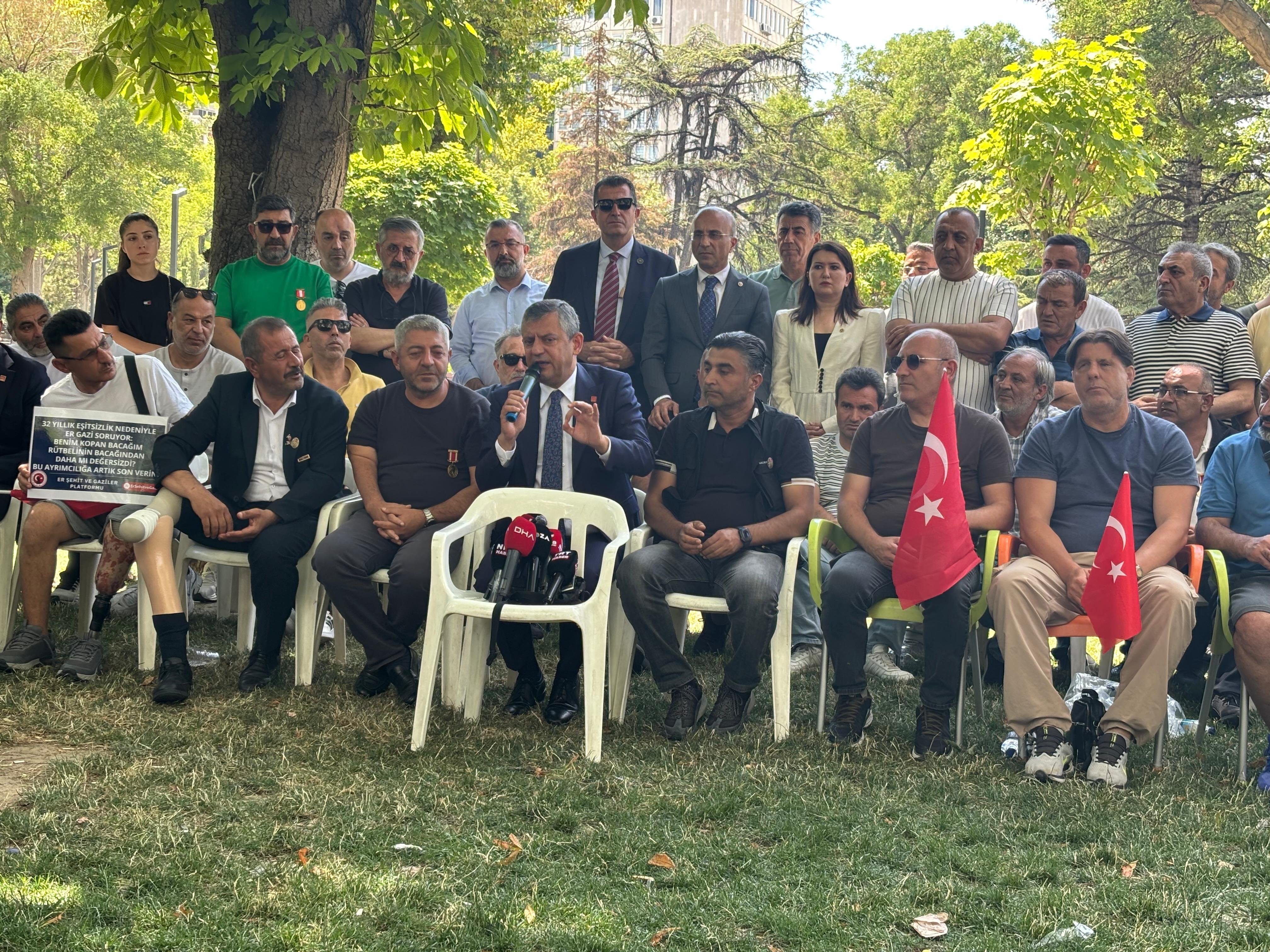 Özgür Özel şehit aileleri ve gazilerle bir araya geldi.