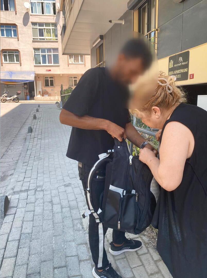 Hırsızlık şüphelisi polis aracında