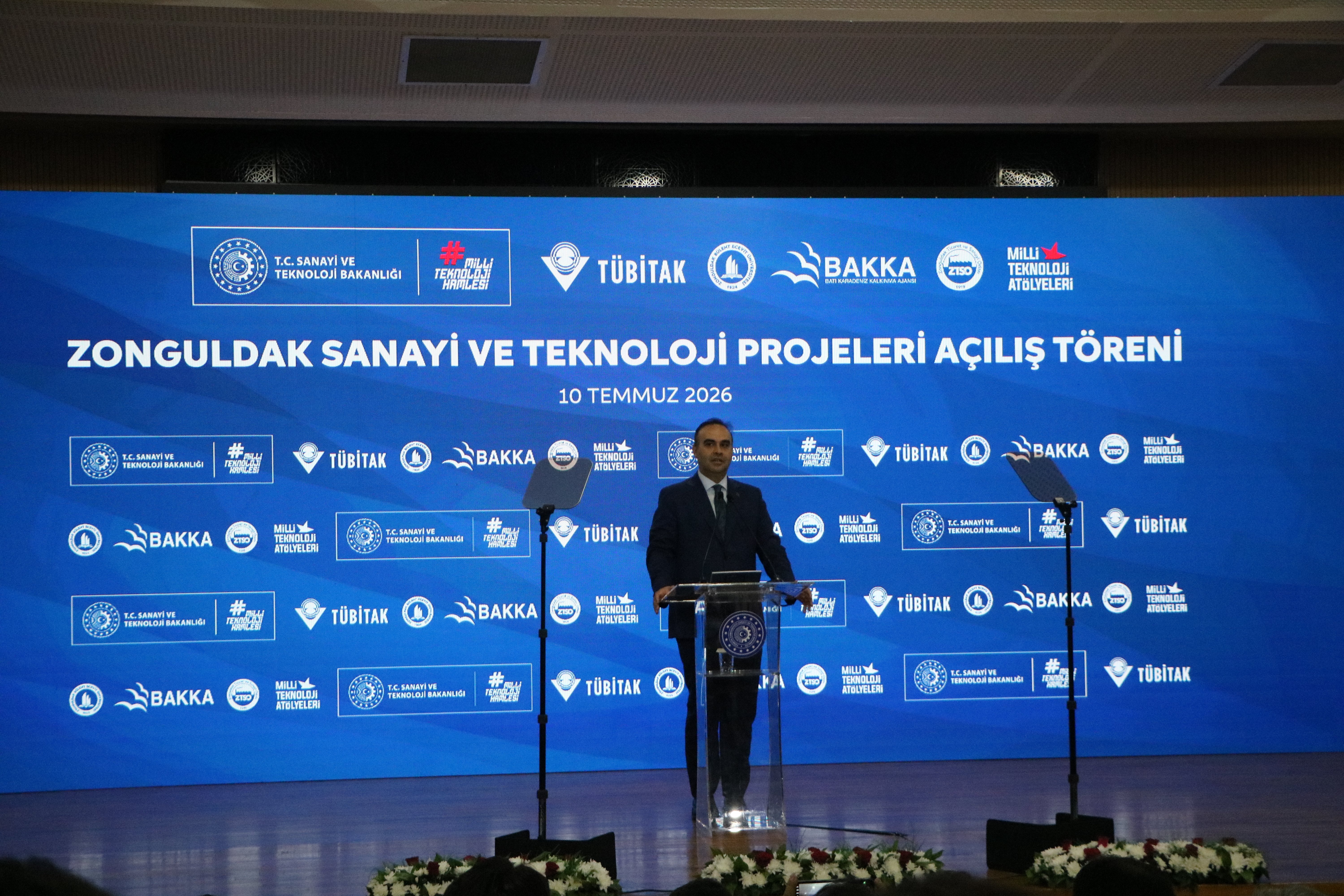 Bakan Kacır gençlerle bir arada