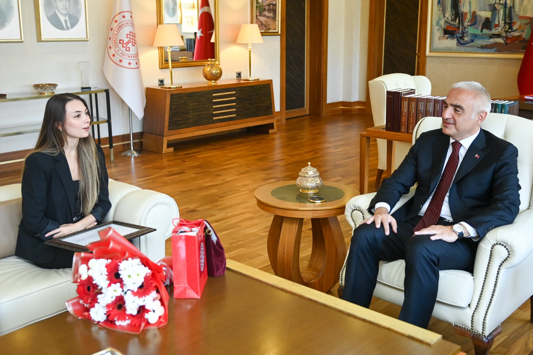 Bakan Ersoy, Nilay Tahiroğlu ve Tan Sağtürk ile görüştü Bakan Ersoy, Nilay Tahiroğlu ve Tan Sağtürk ile görüştü