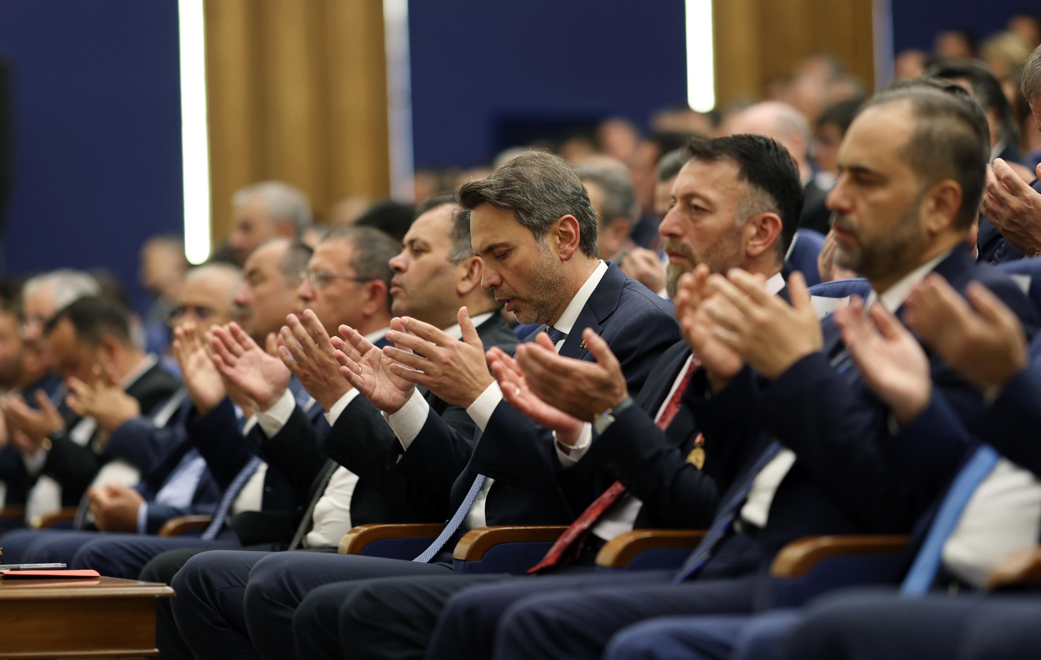 Bakan Alparslan Bayraktar plaket takdim töreninde