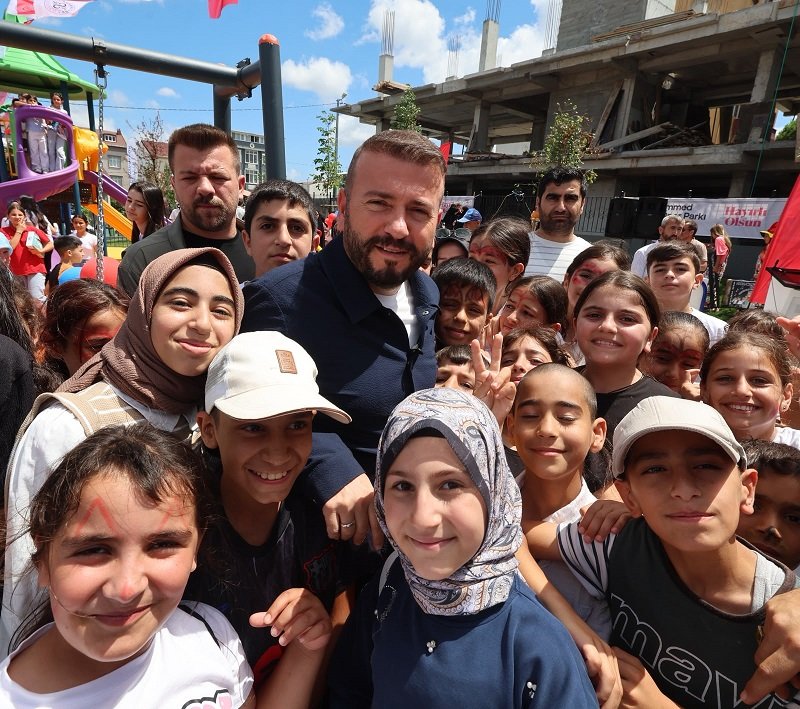 Parkta oynayan çocuklar
