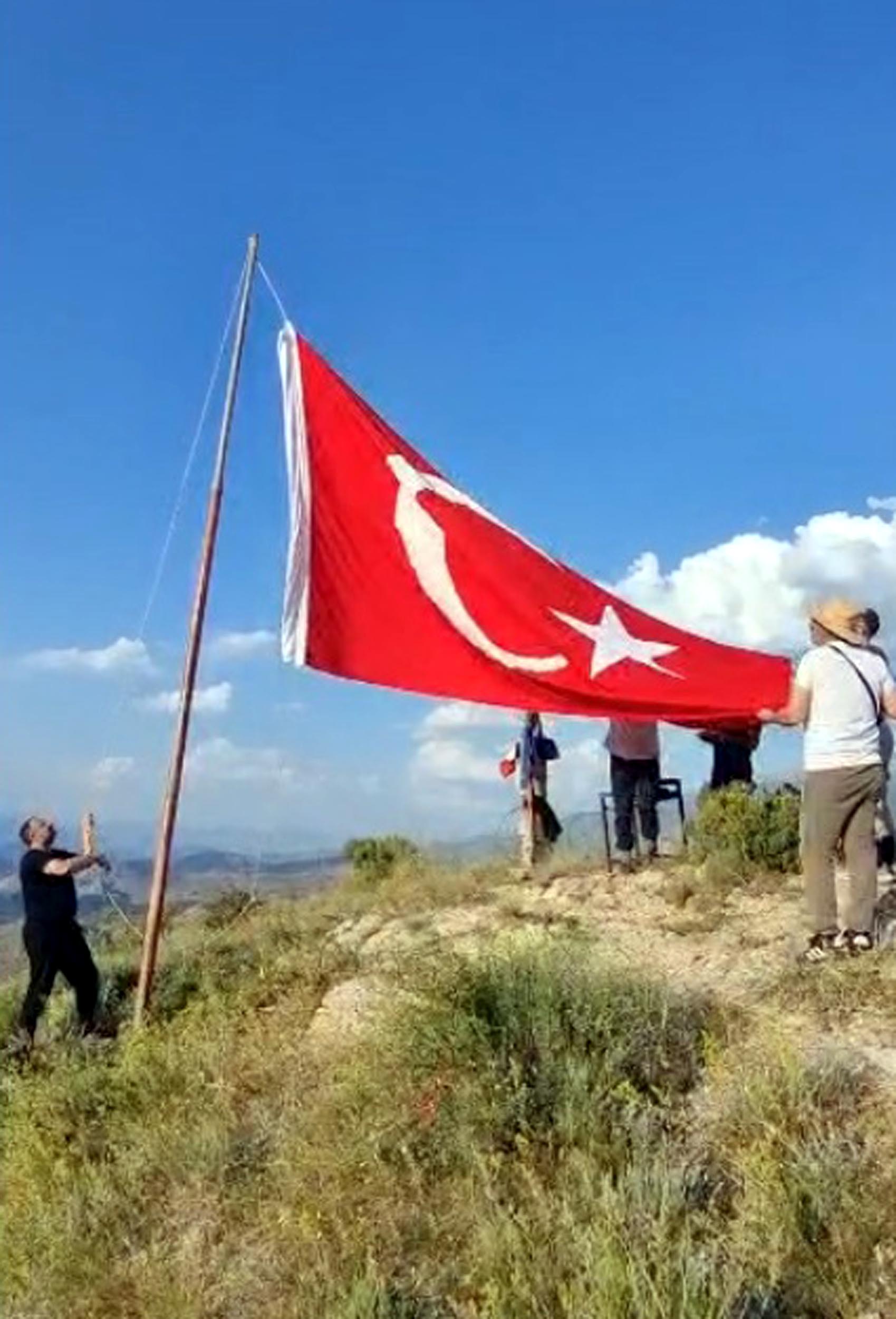 Gönüllüler Stare Dağı bayrak değişimi
