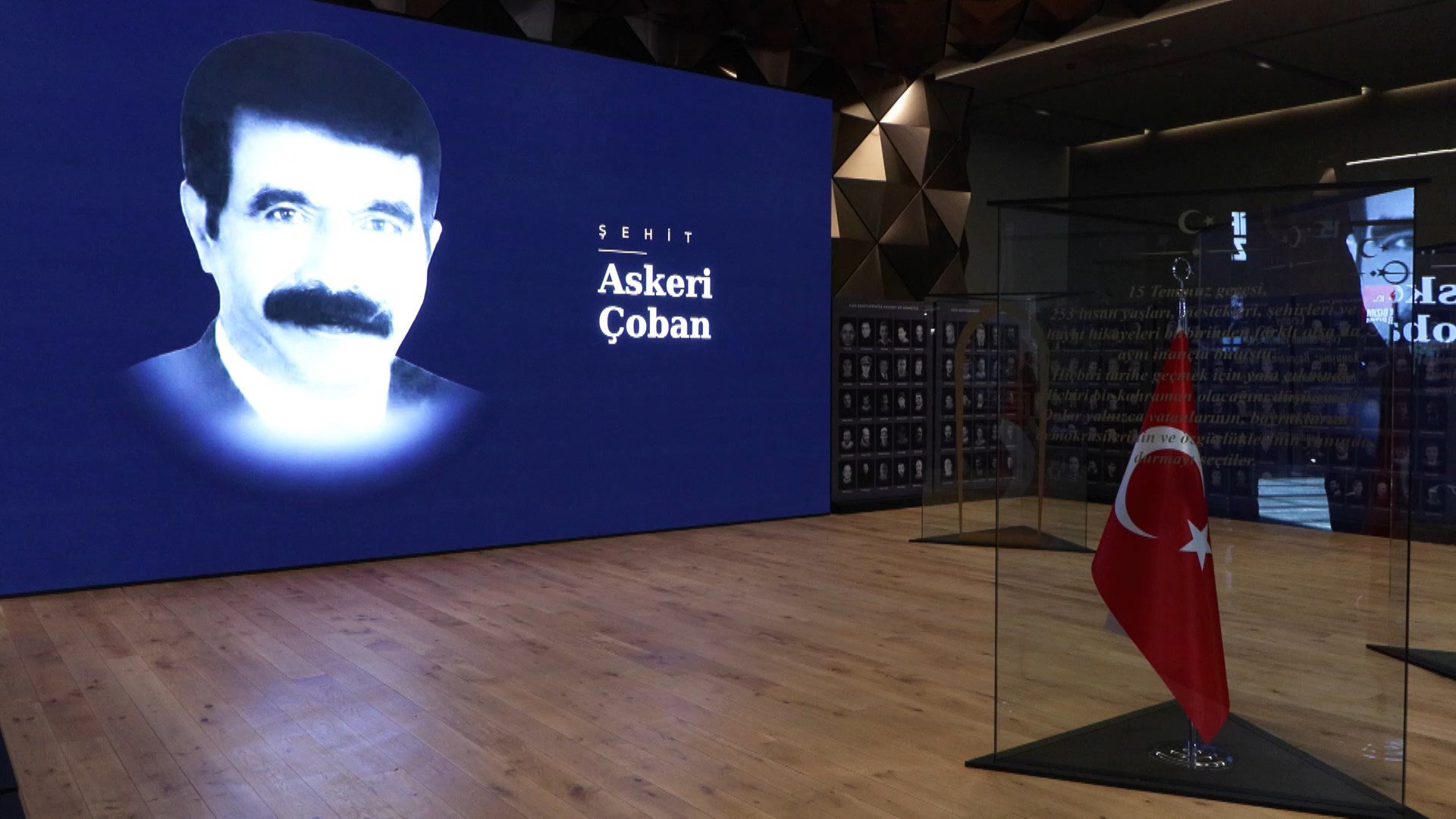 Aile ve Sosyal Hizmetler Bakanı Mahinur Özdemir Göktaş sergide