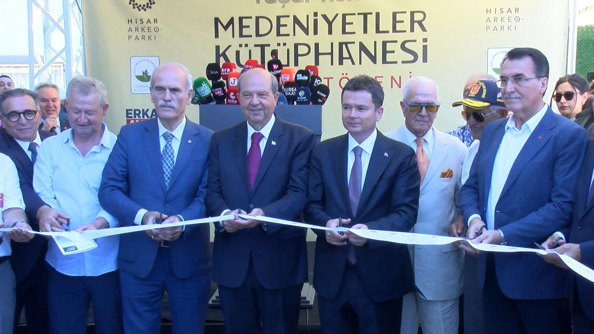 Ersin Tatar açılış kurdelesi kesiyor