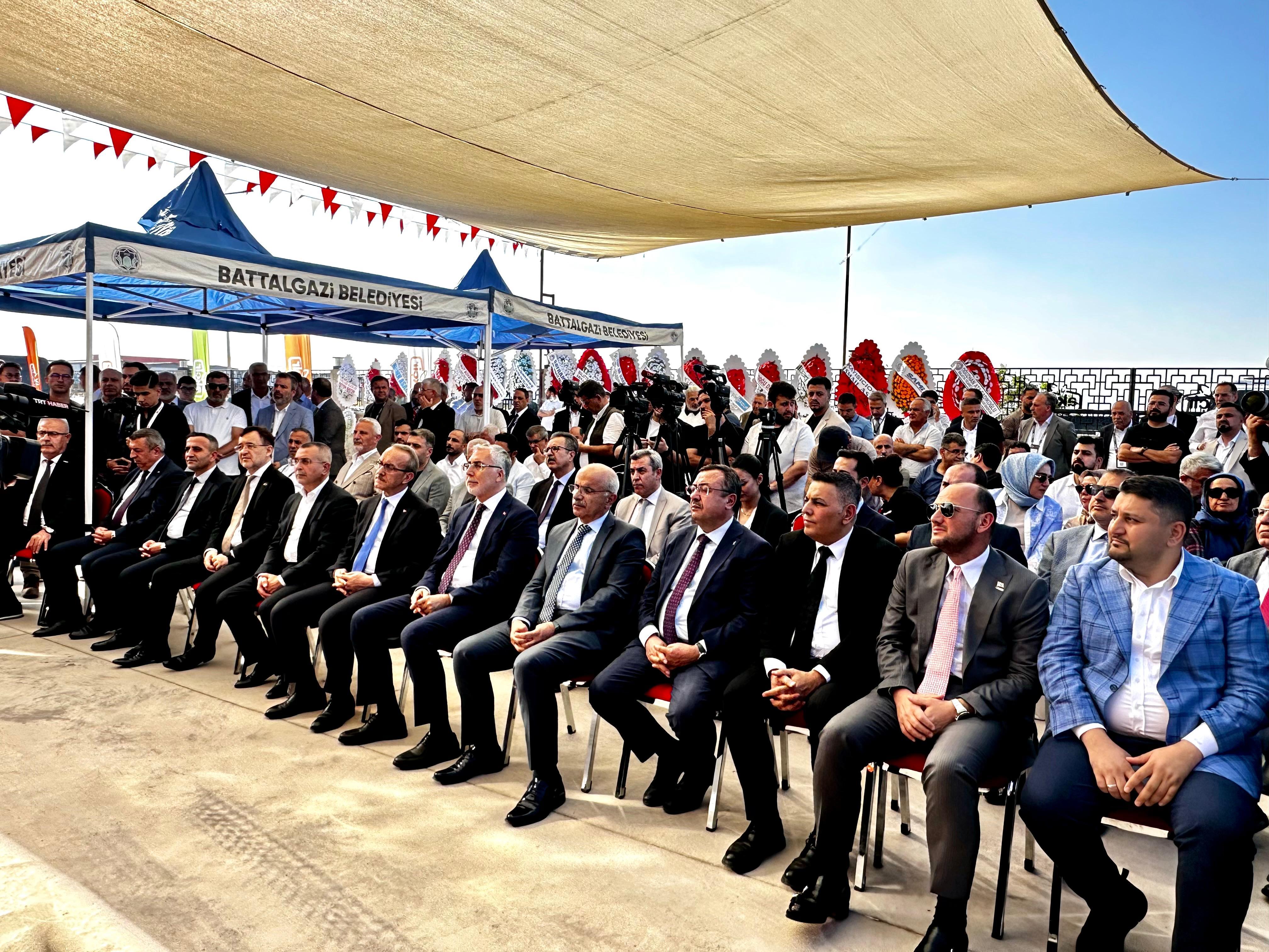 Bakan Vedat Işıkhan Malatya kayısı fabrikası açılış töreninde konuşma yapıyor.