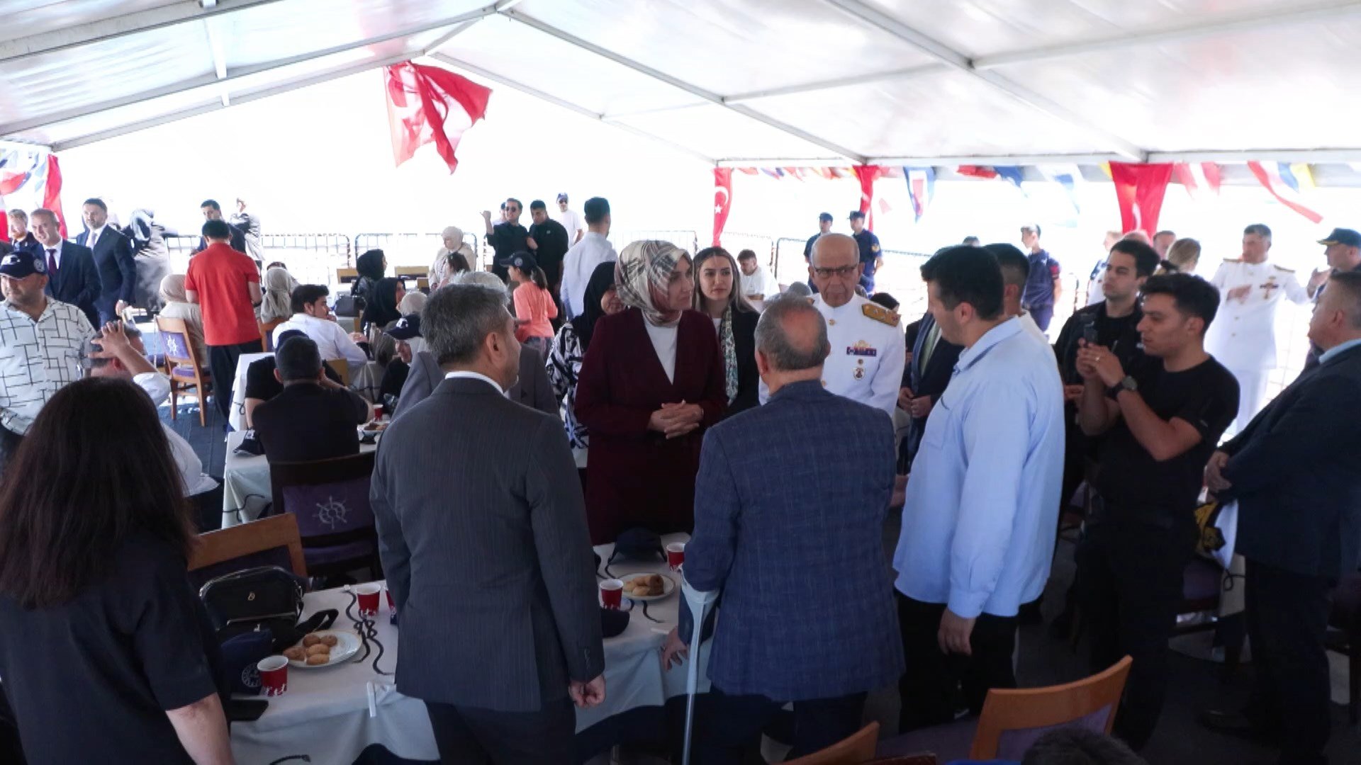 Bakan Yardımcısı Yiğitbaşı gazi çocuğuyla