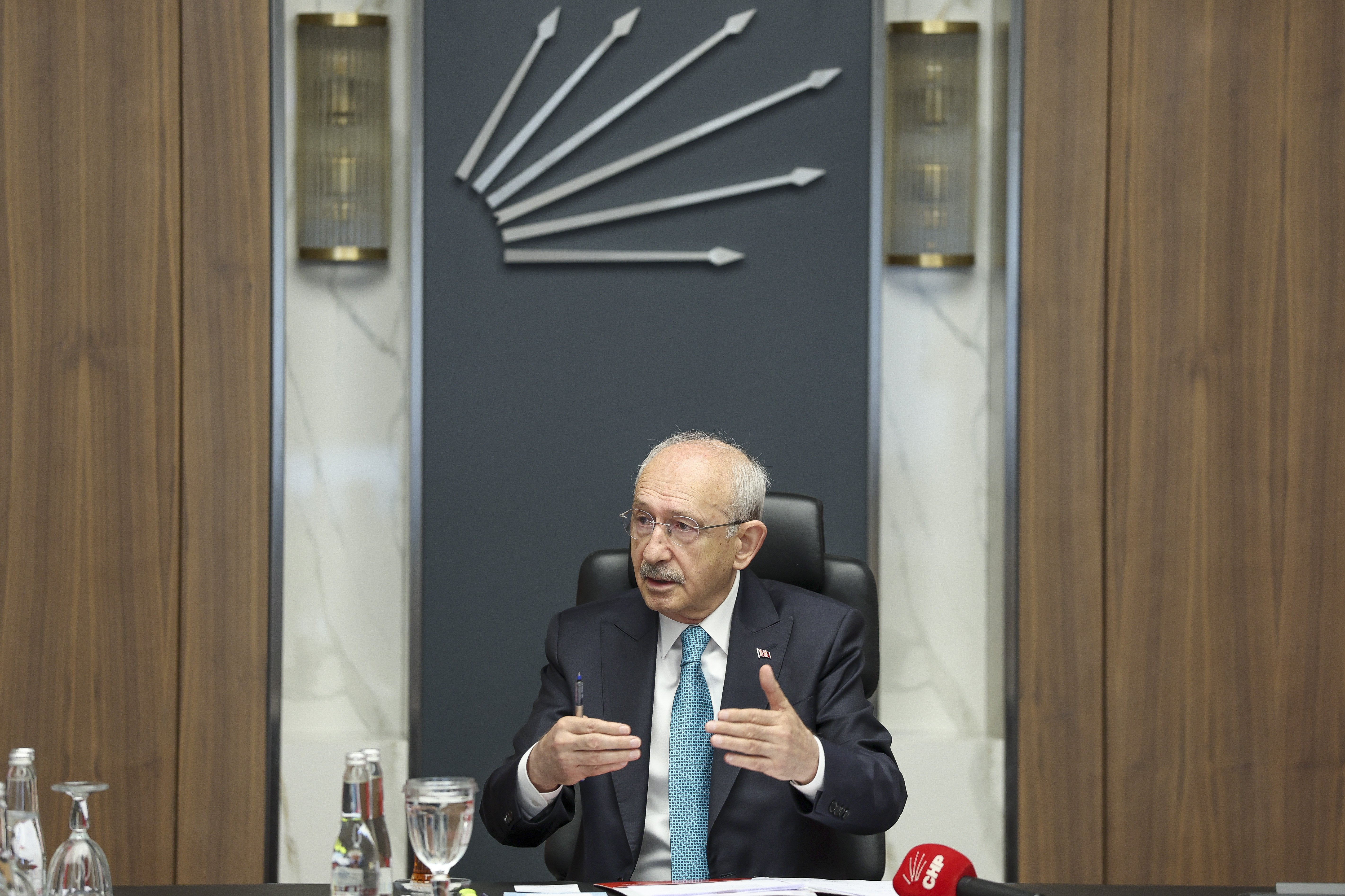 Kılıçdaroğlu dernek yöneticileri ve ailelerle bir arada